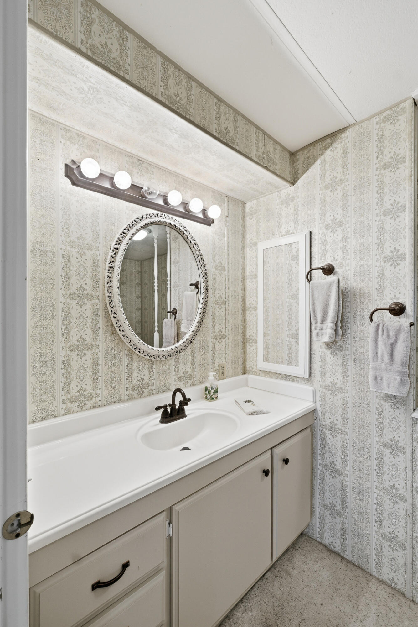 2627 W Midvalley Ave, Visalia, CA 93277