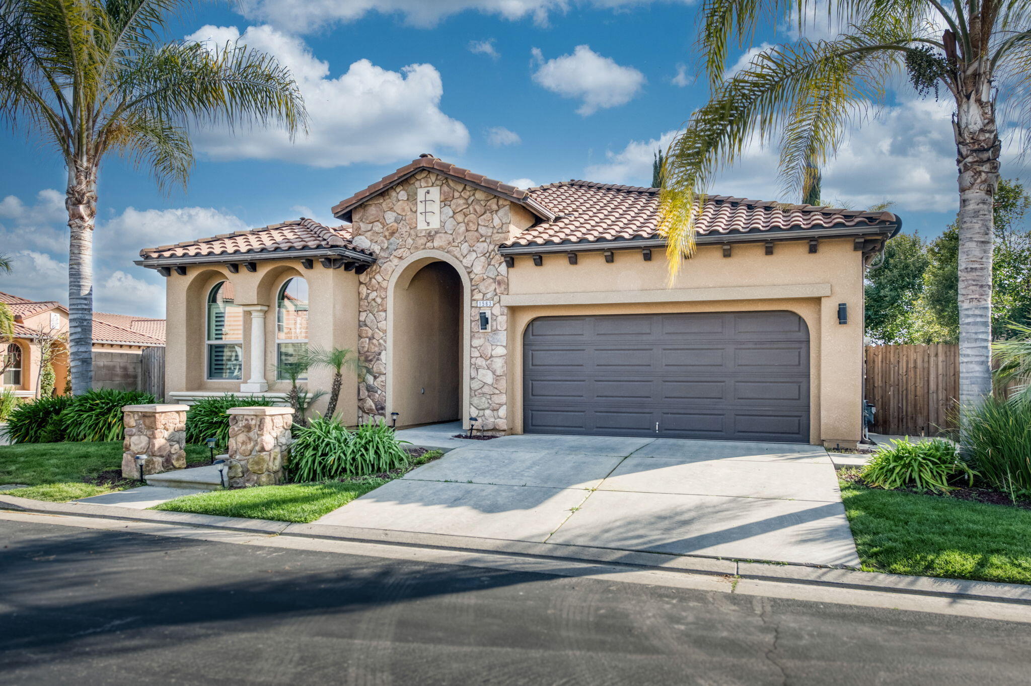 1563 E Via Mirasol Ln, Fresno, CA 93730