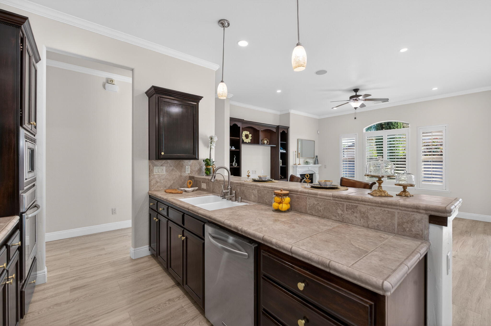 1563 E Via Mirasol Ln, Fresno, CA 93730