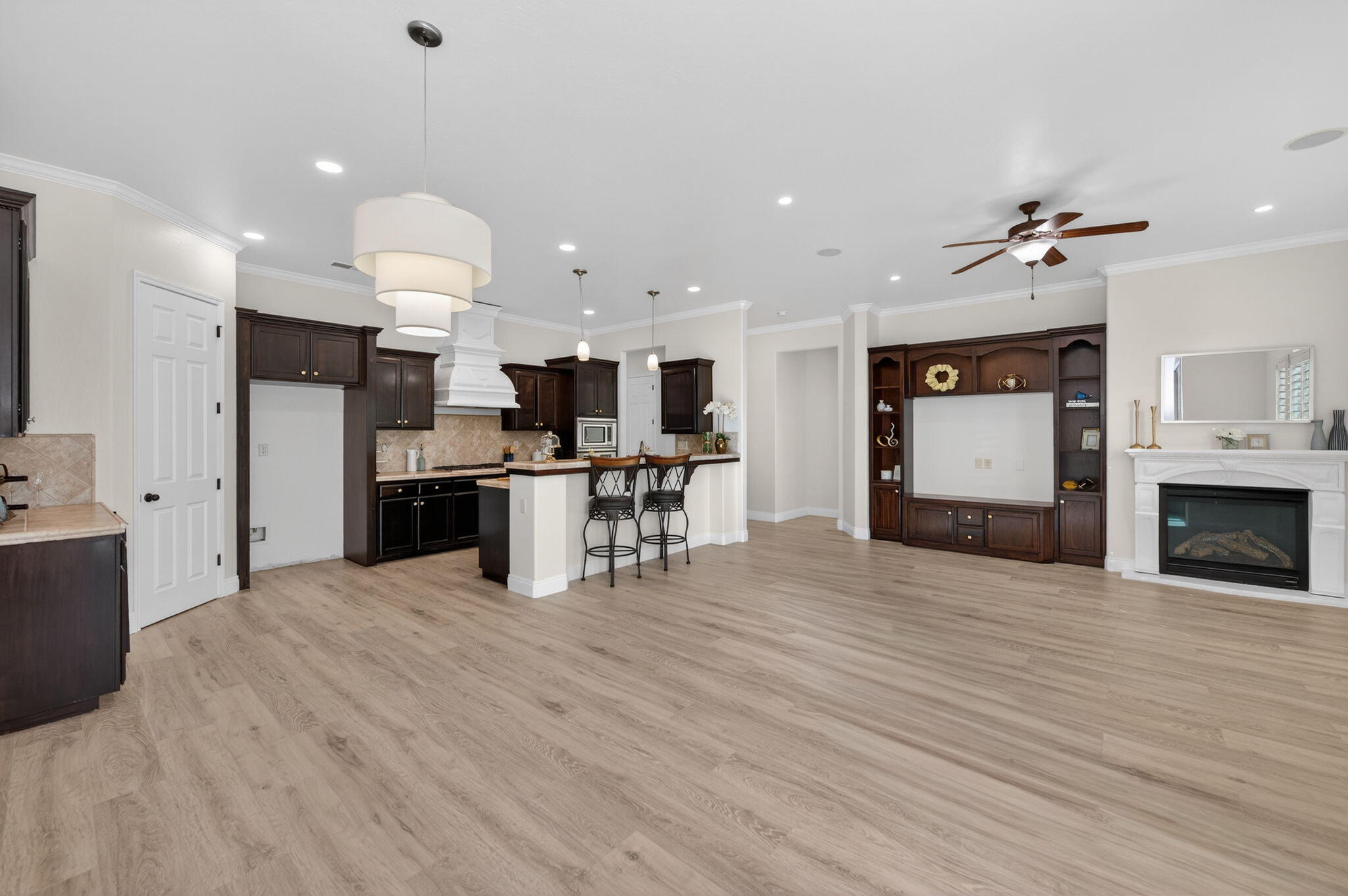 1563 E Via Mirasol Ln, Fresno, CA 93730