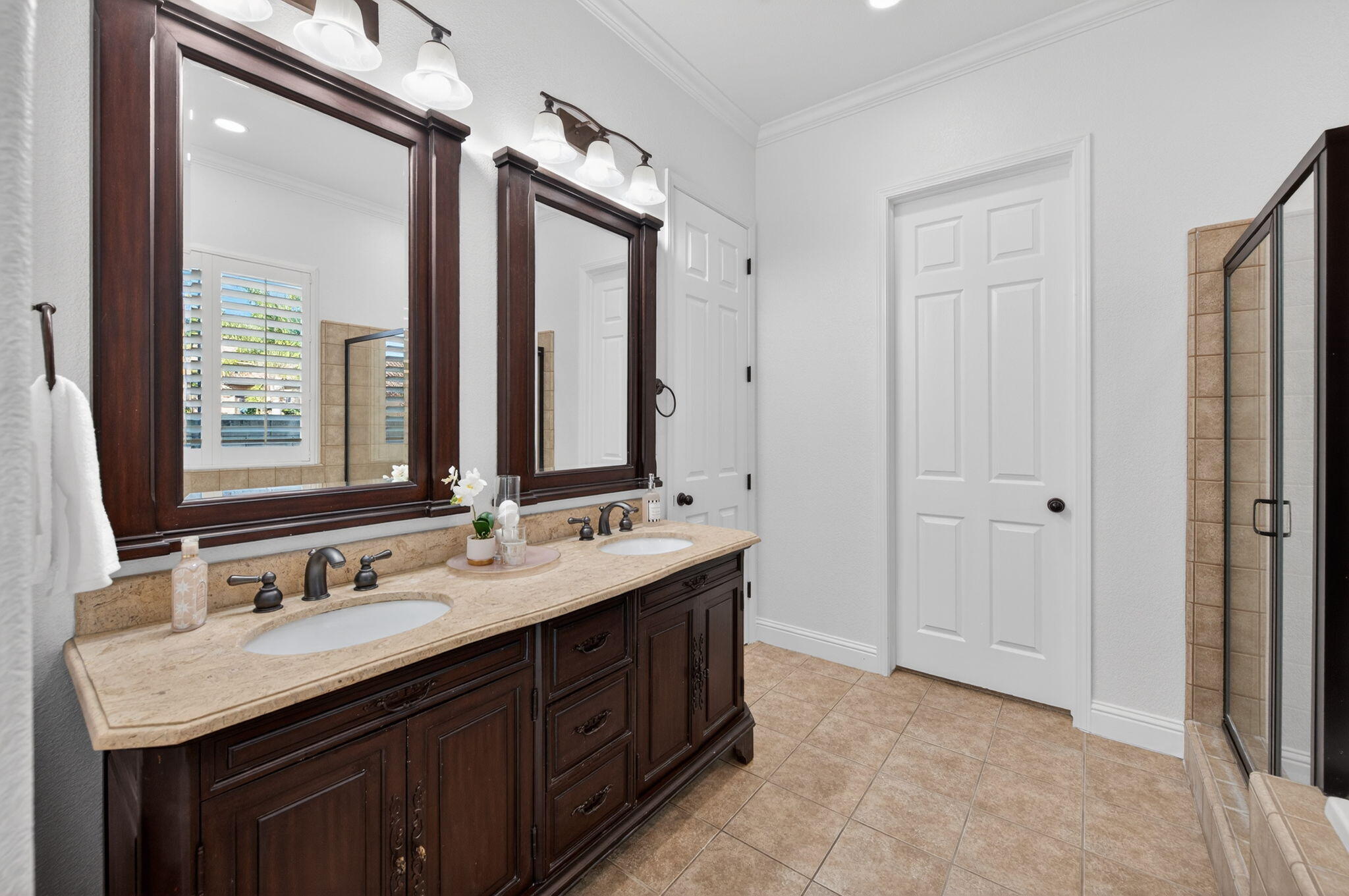 1563 E Via Mirasol Ln, Fresno, CA 93730