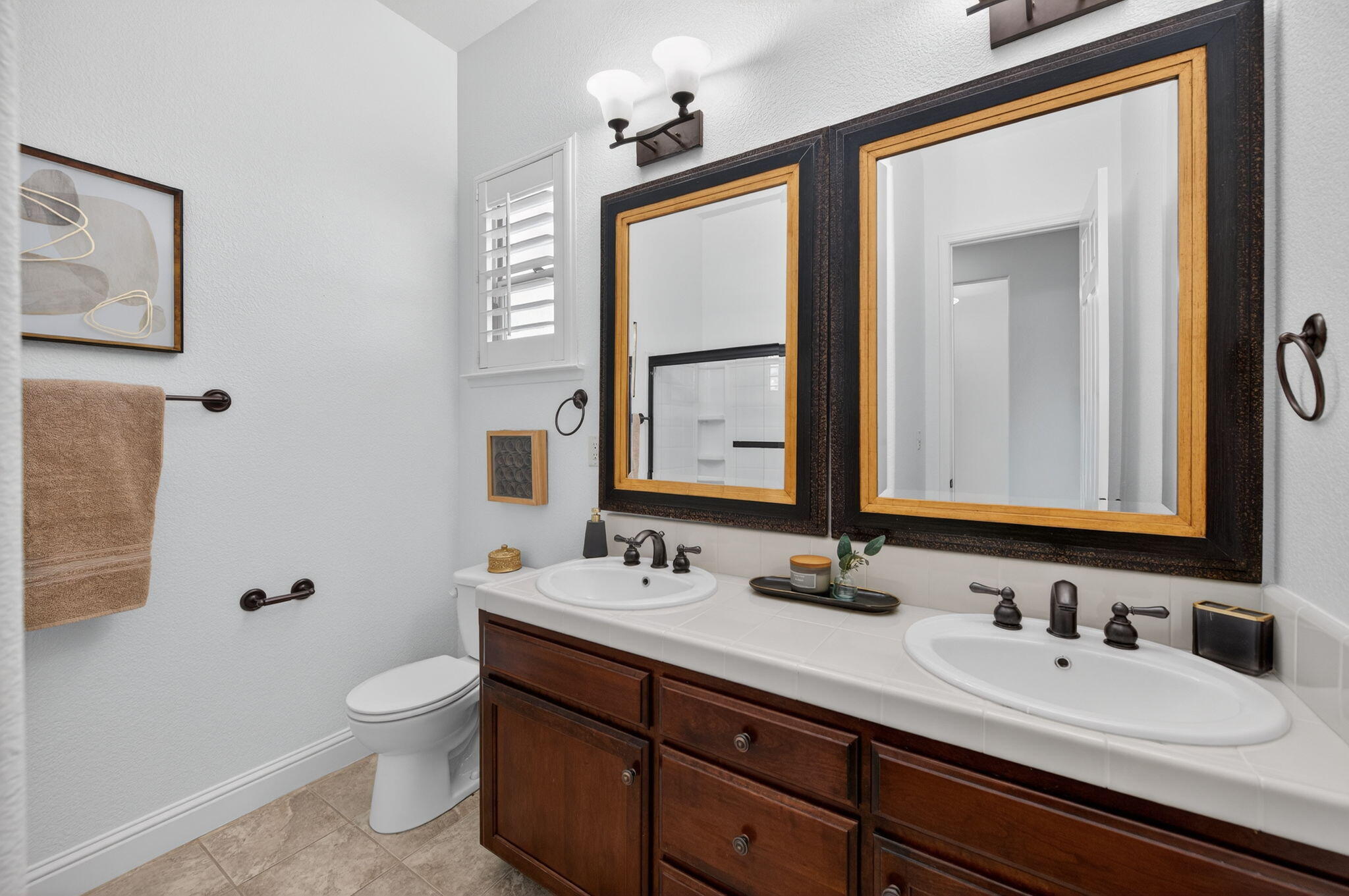 1563 E Via Mirasol Ln, Fresno, CA 93730