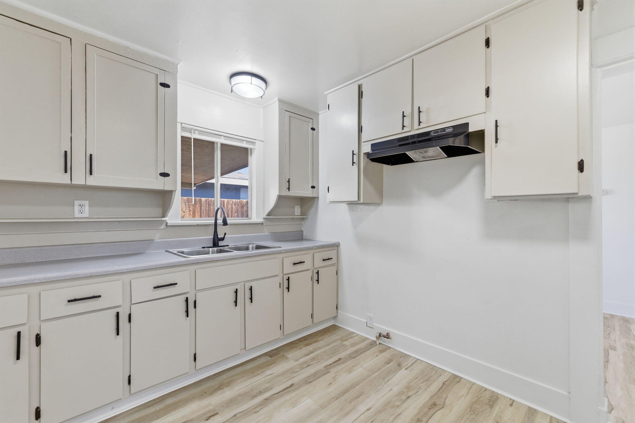 216 Decatur St, Bakersfield, CA 93308