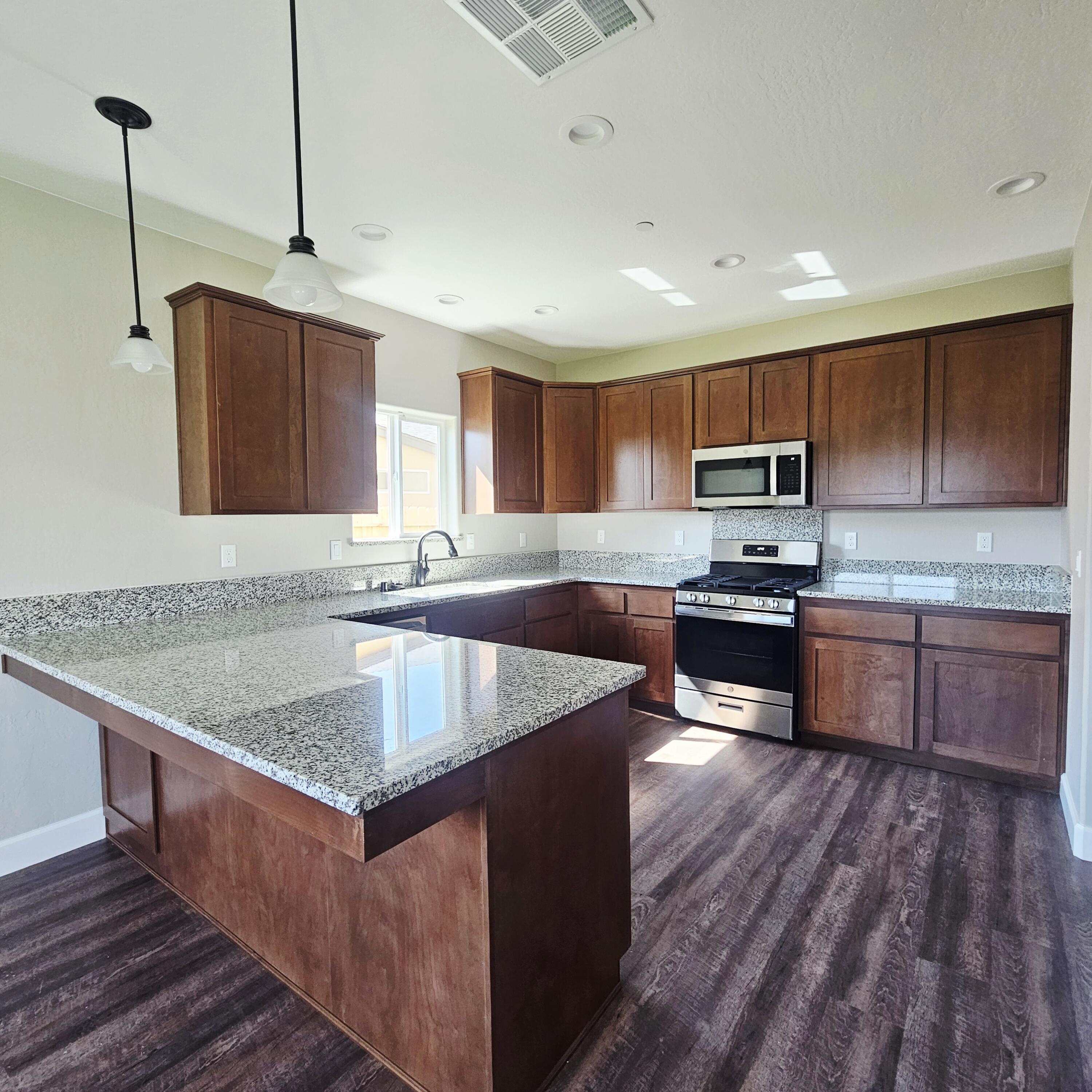 1009 E Harter Dr, Visalia, CA 93292