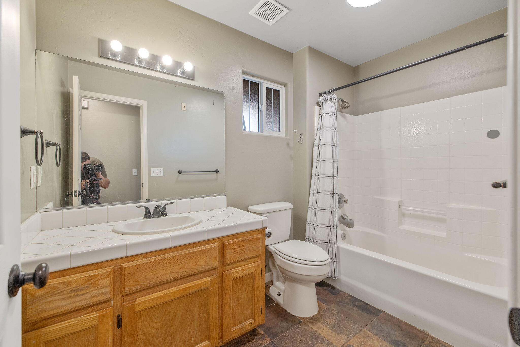 741 Bender Ct, Tulare, CA 93274