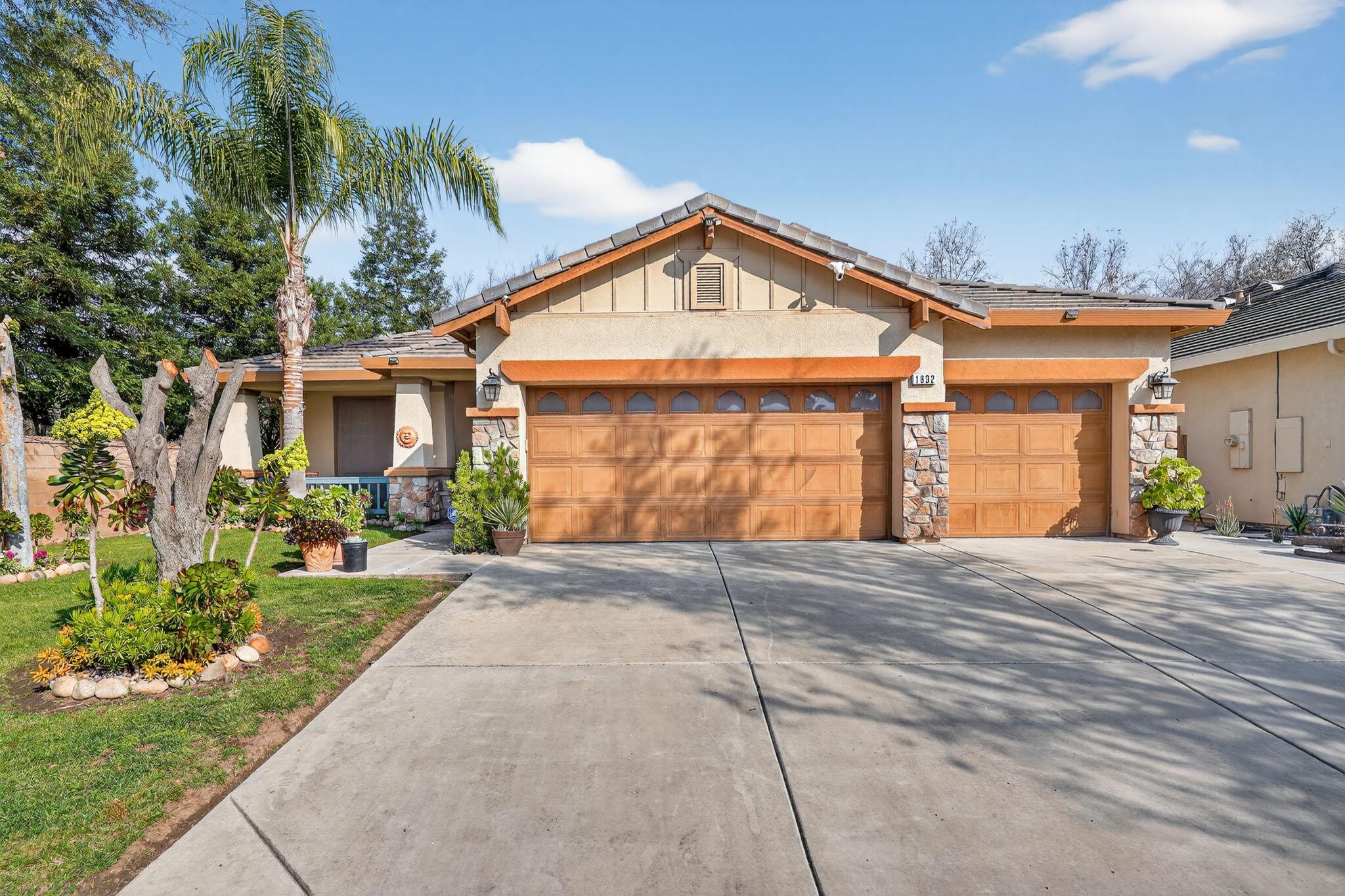 1832 N Vickie St, Visalia, CA 93291