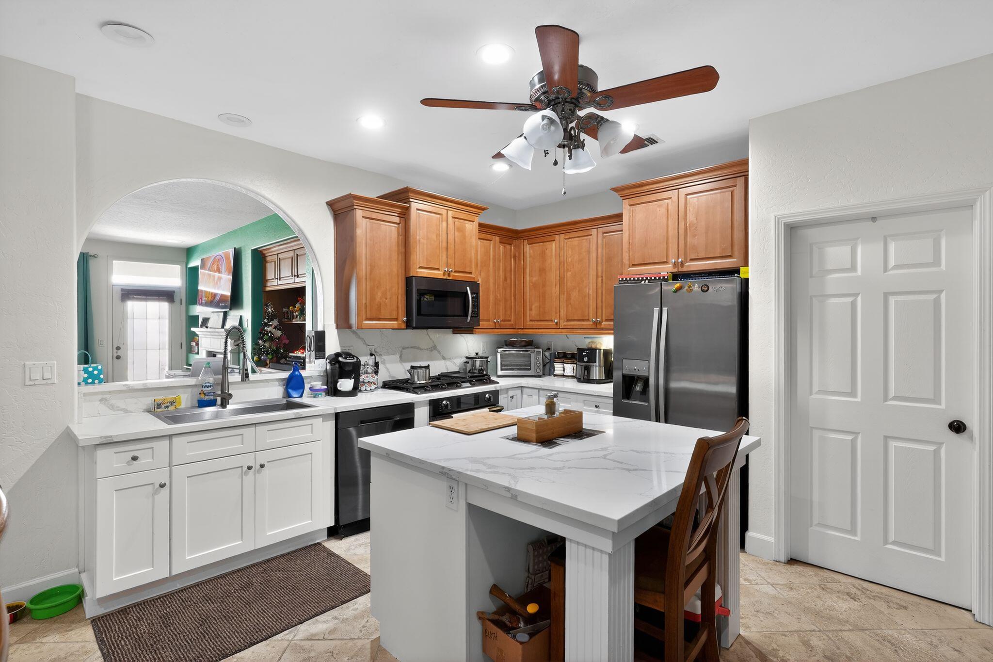 1832 N Vickie St, Visalia, CA 93291