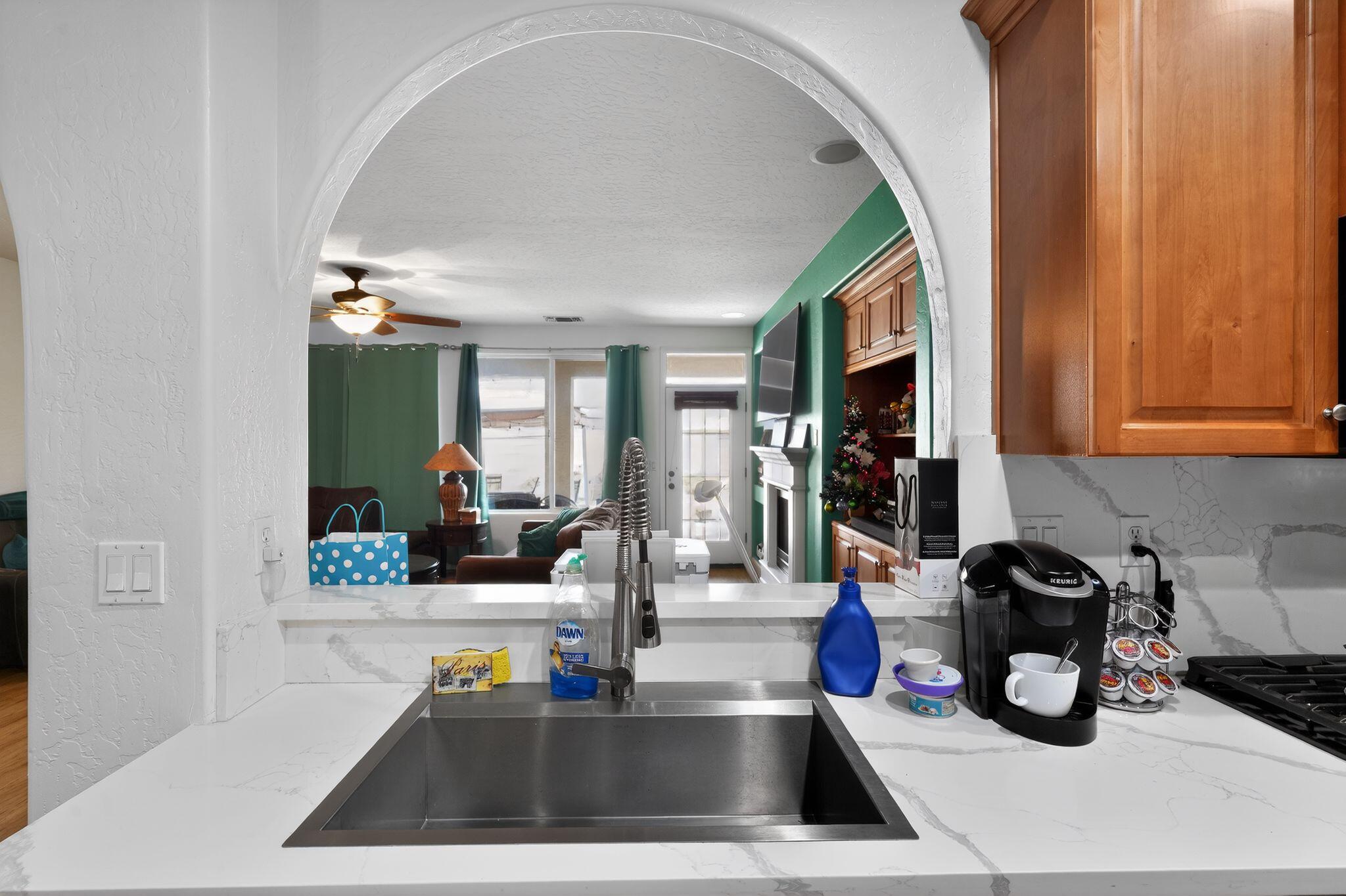 1832 N Vickie St, Visalia, CA 93291