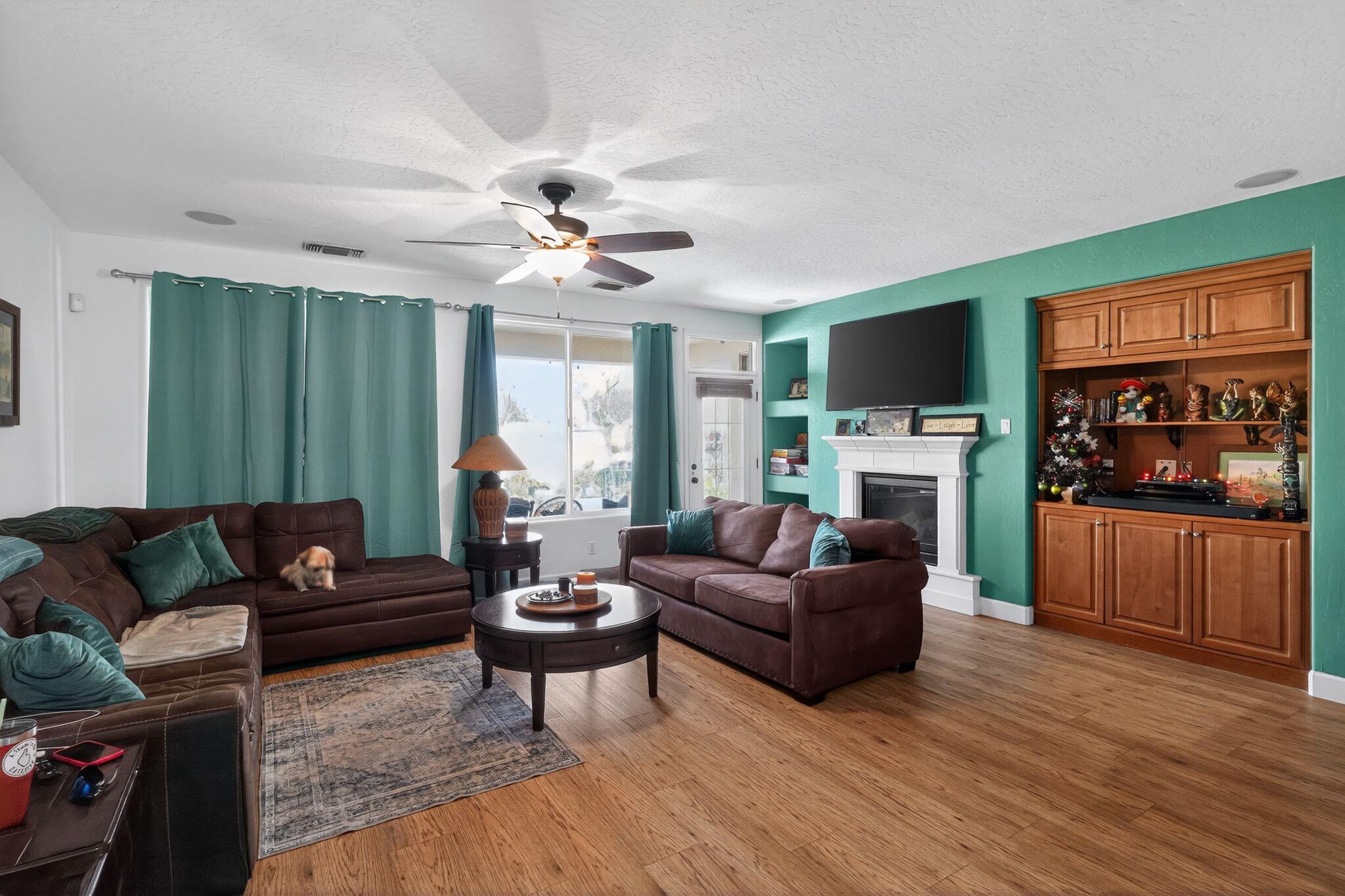 1832 N Vickie St, Visalia, CA 93291