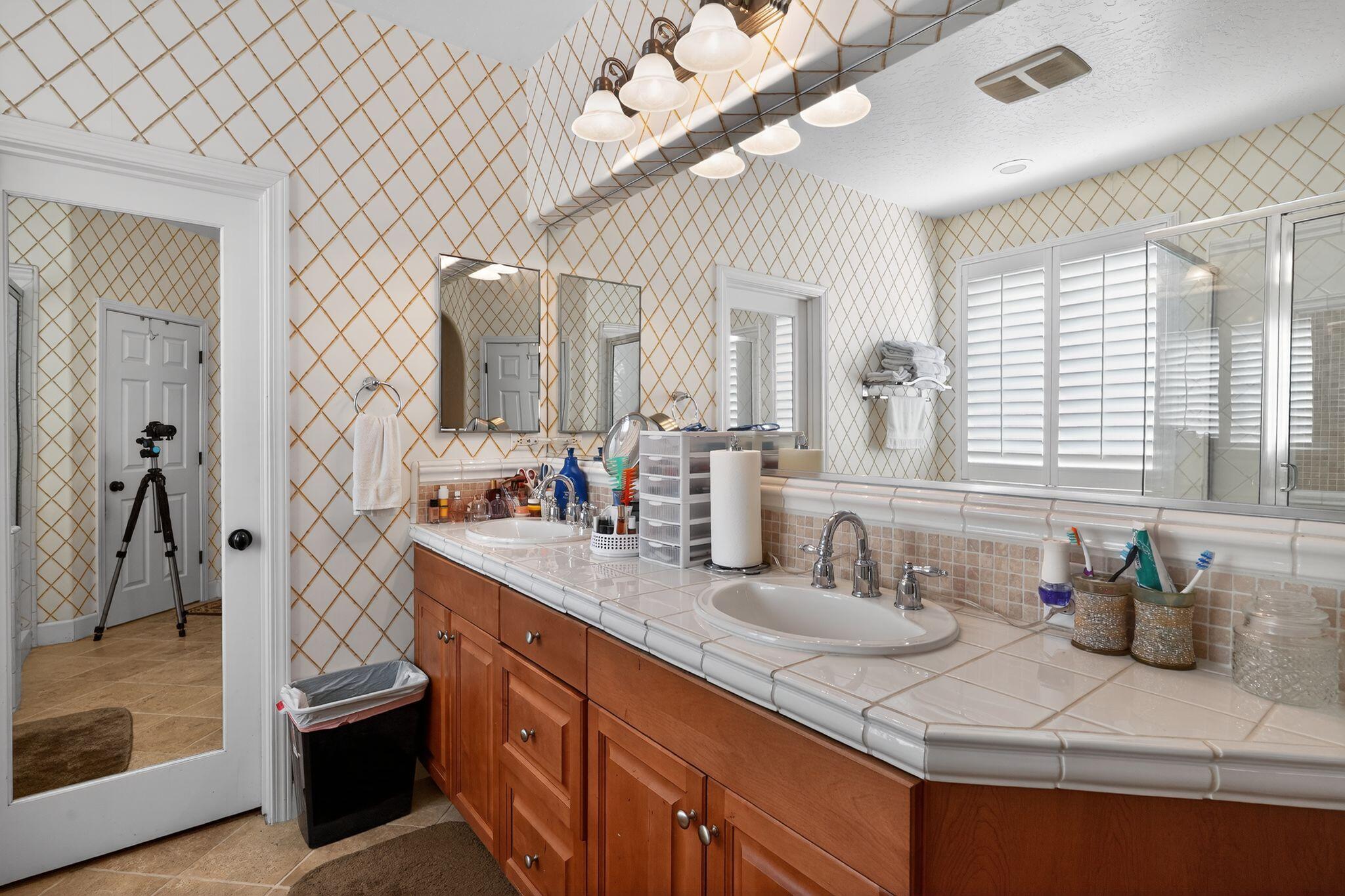 1832 N Vickie St, Visalia, CA 93291