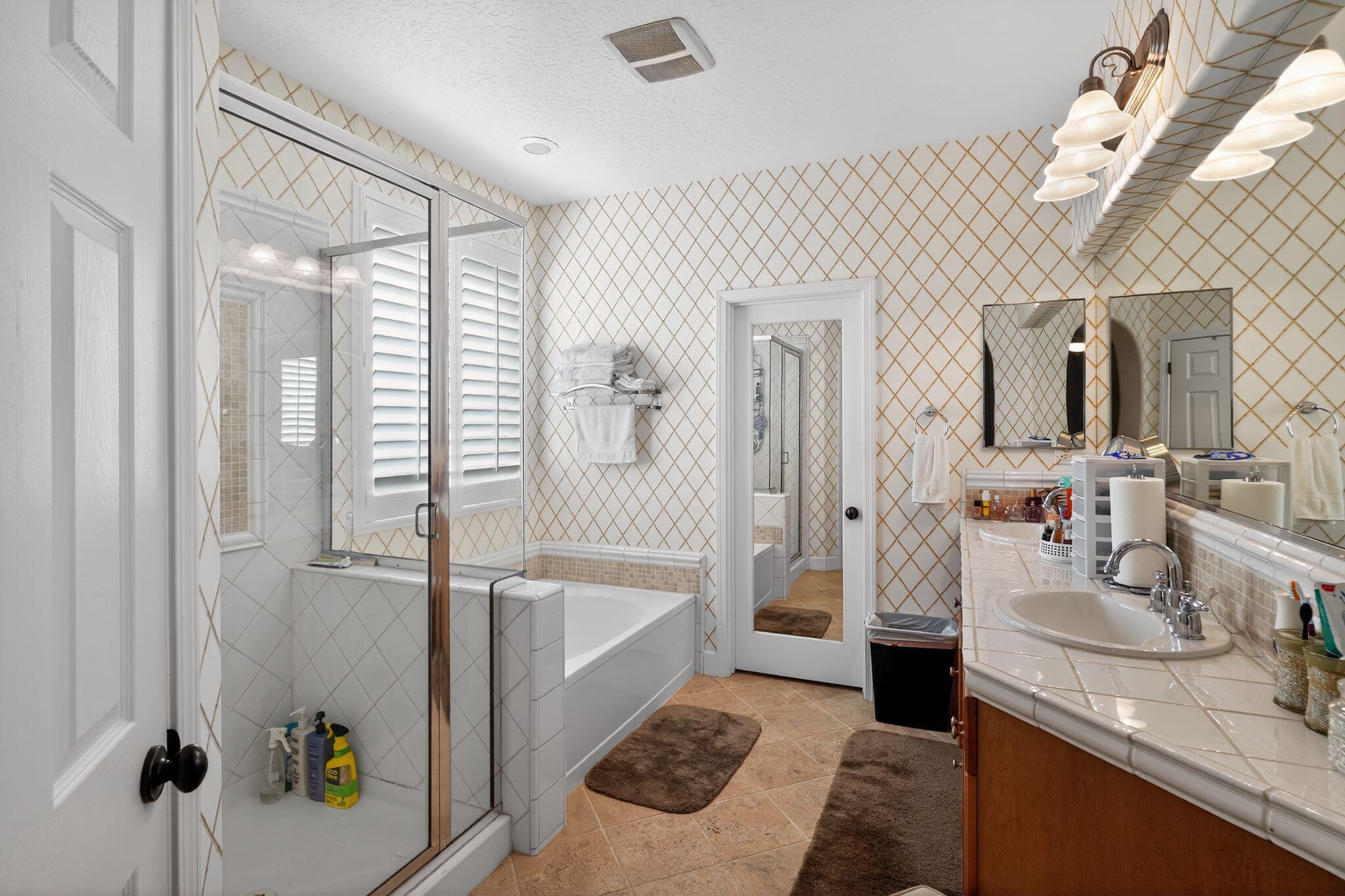 1832 N Vickie St, Visalia, CA 93291