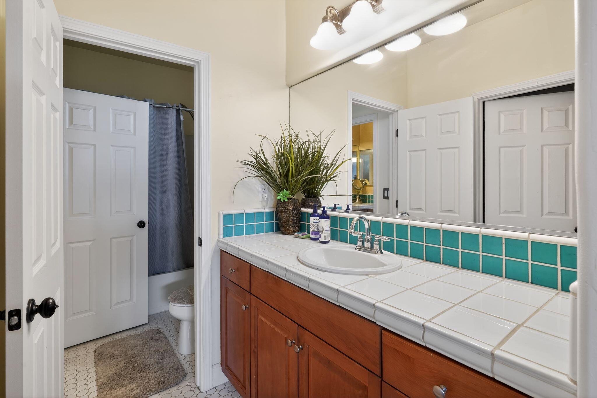 1832 N Vickie St, Visalia, CA 93291