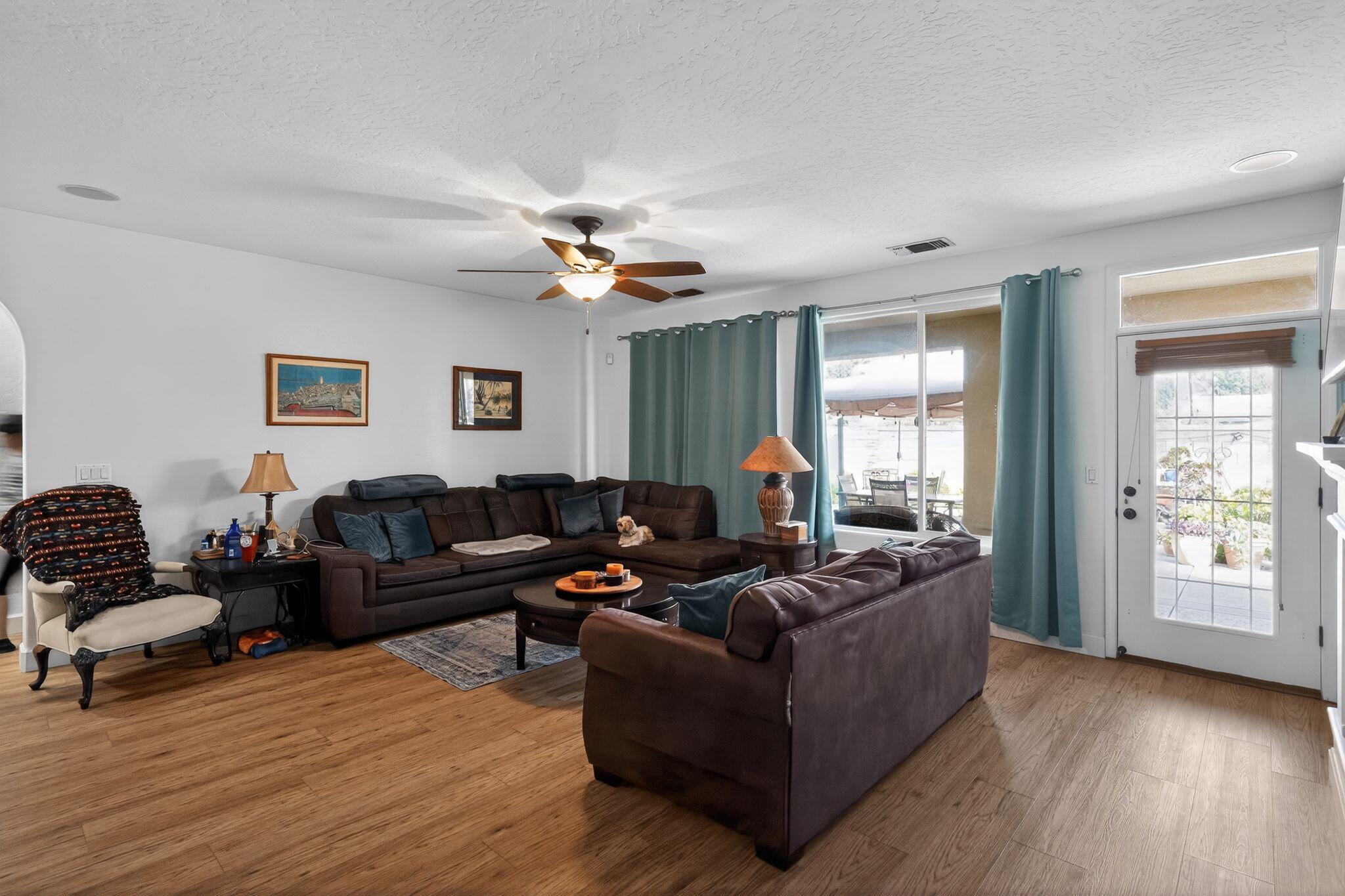 1832 N Vickie St, Visalia, CA 93291