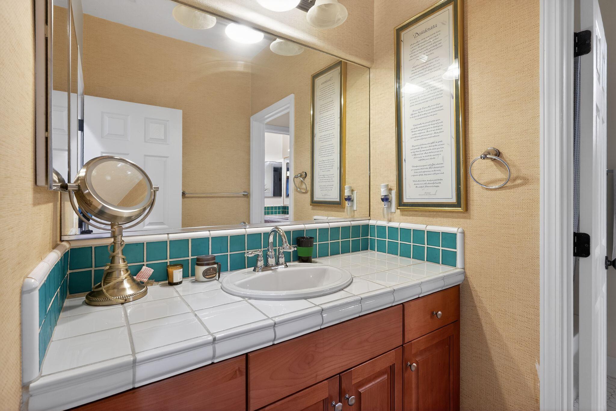 1832 N Vickie St, Visalia, CA 93291