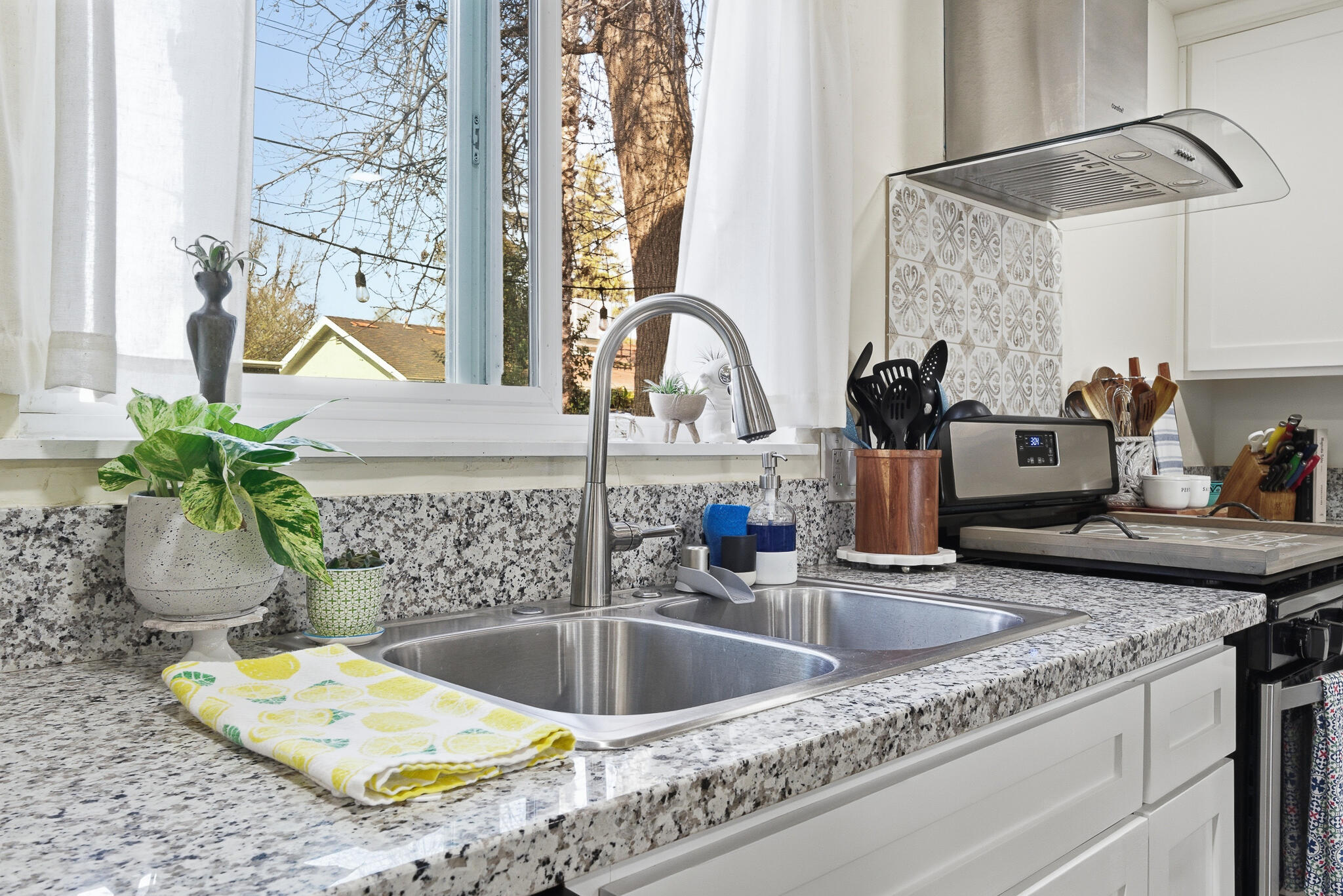 2808 W Tulare Ave, Visalia, CA 93277