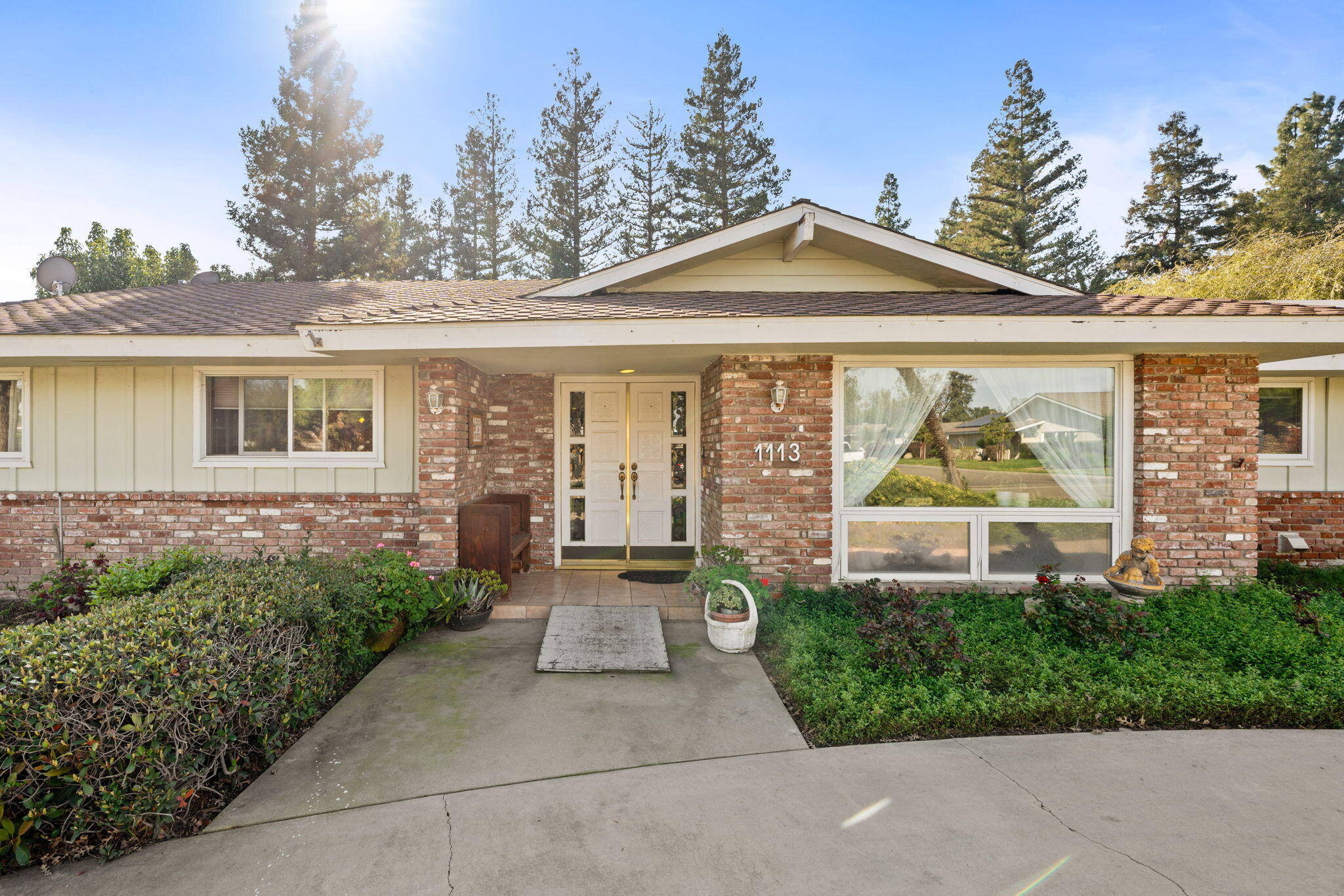 1113 N Manor Dr, Tulare, CA 93274