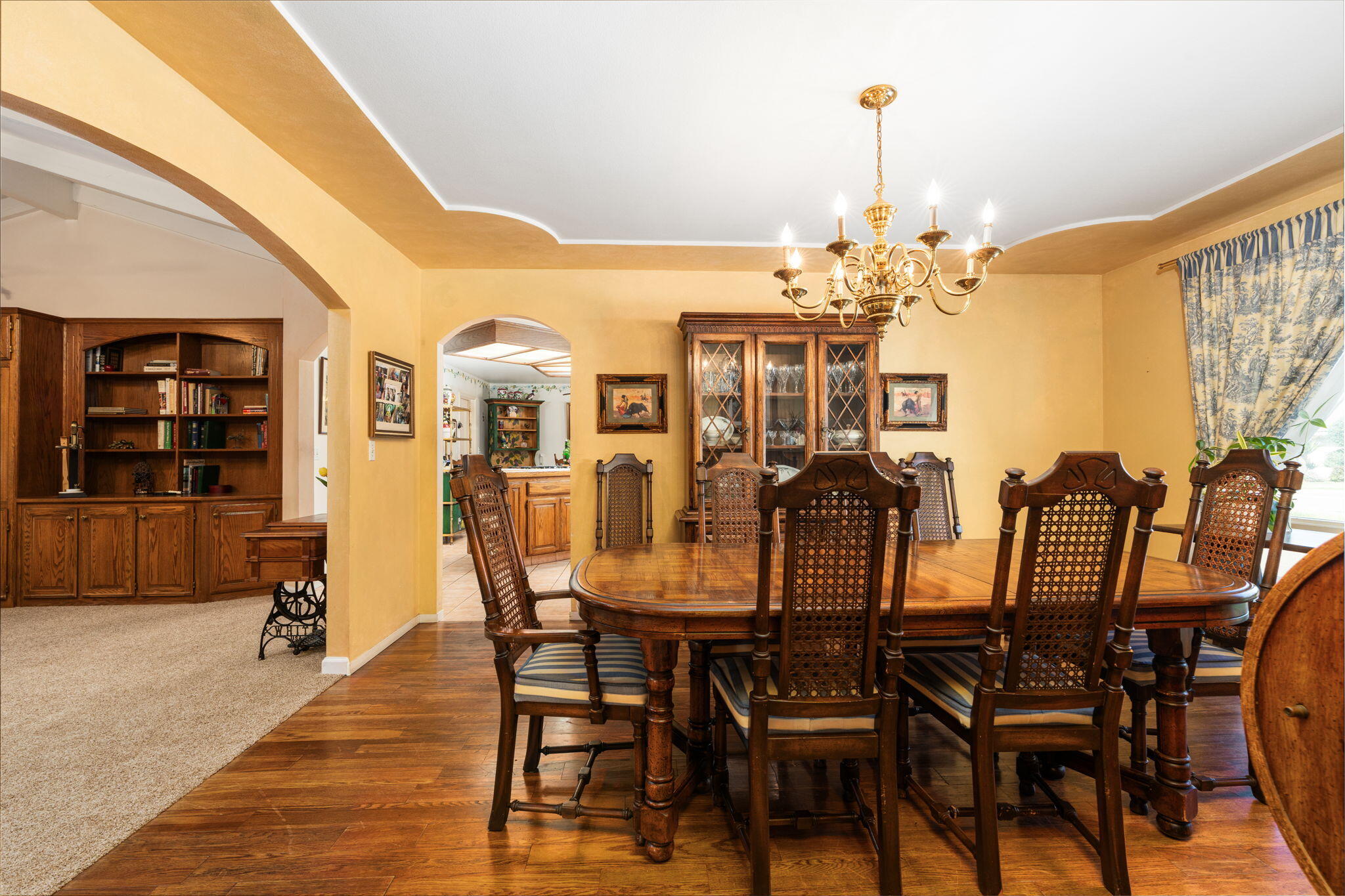 1113 N Manor Dr, Tulare, CA 93274