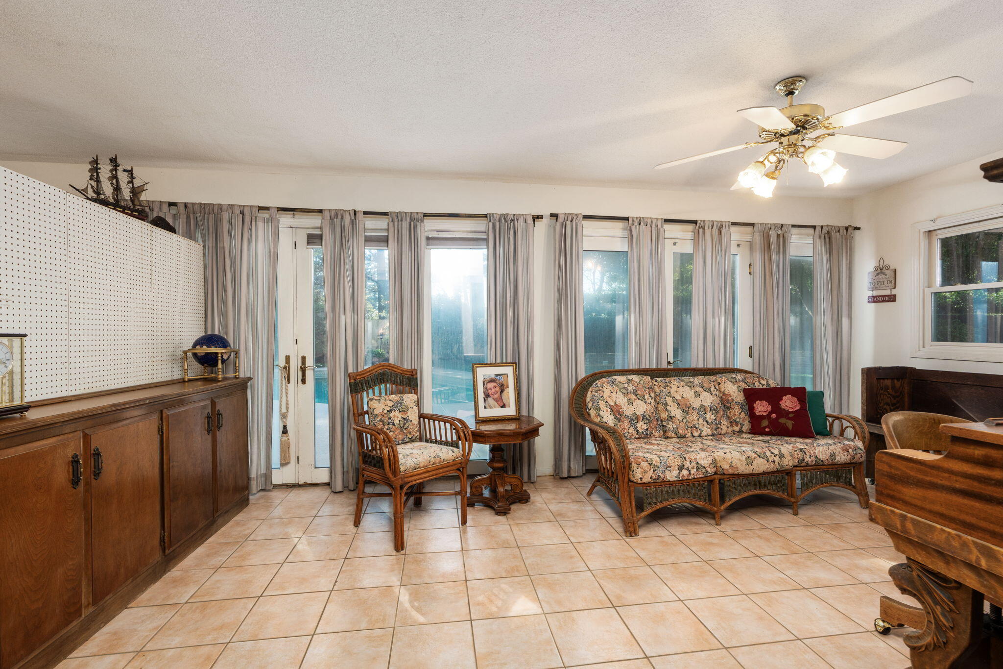 1113 N Manor Dr, Tulare, CA 93274