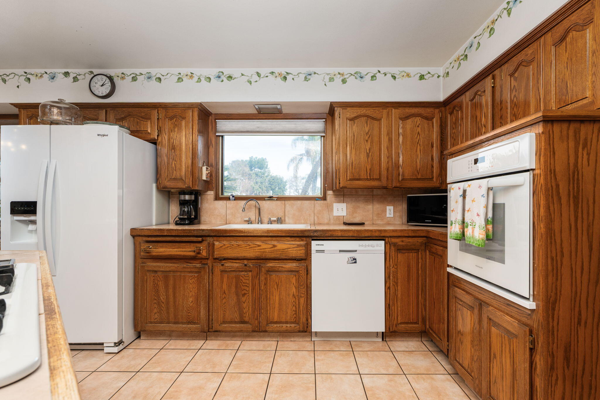 1113 N Manor Dr, Tulare, CA 93274