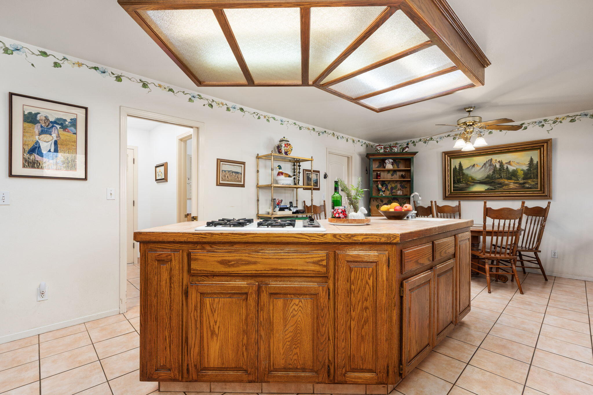 1113 N Manor Dr, Tulare, CA 93274