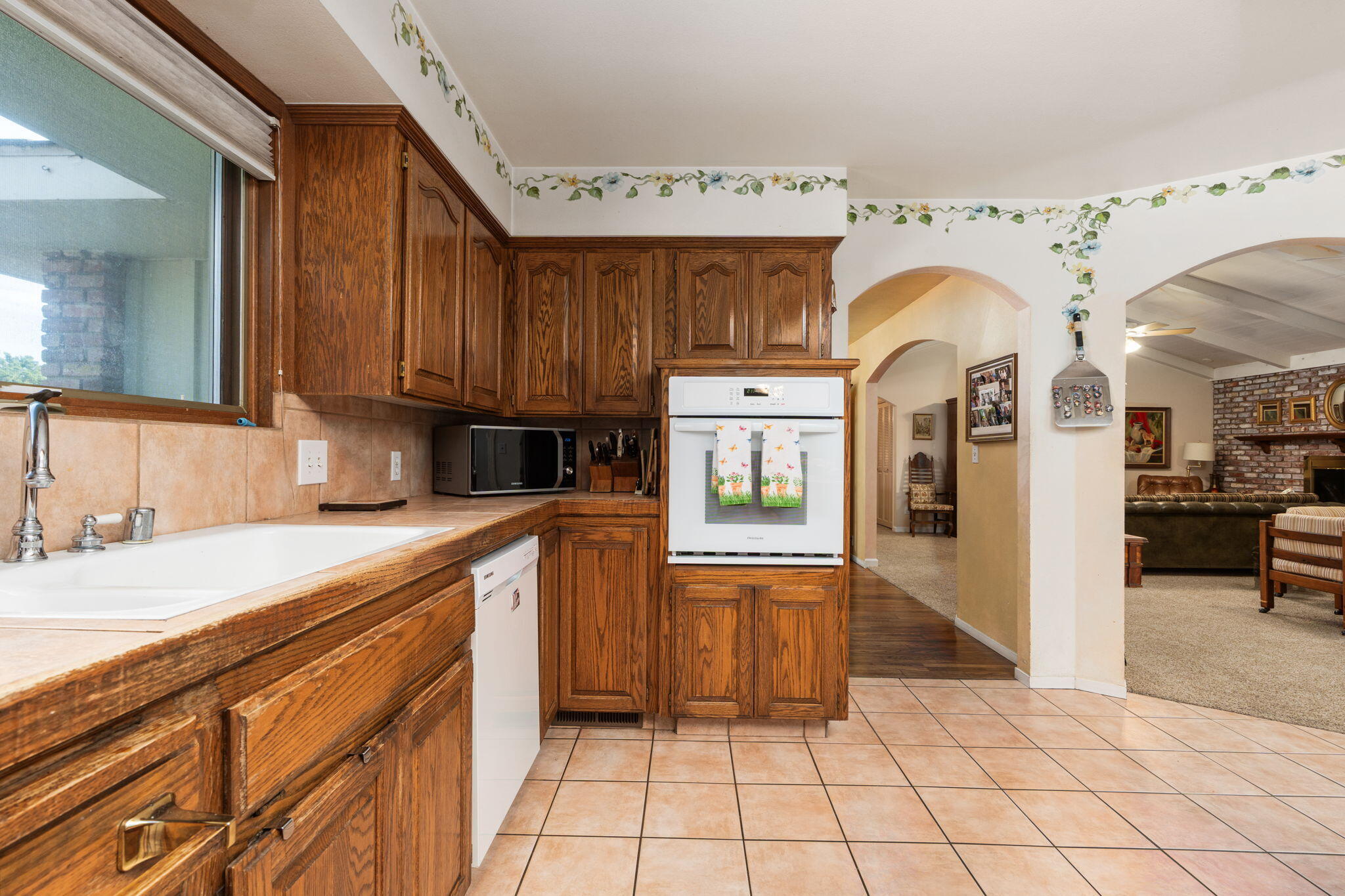 1113 N Manor Dr, Tulare, CA 93274