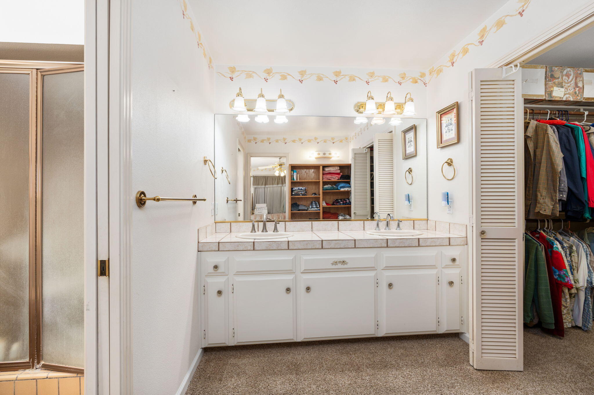 1113 N Manor Dr, Tulare, CA 93274