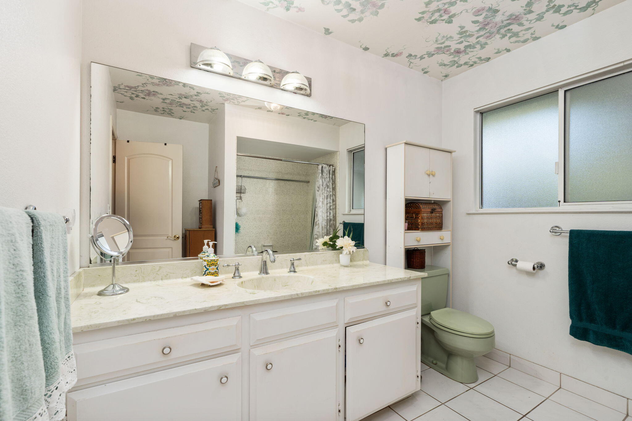 1113 N Manor Dr, Tulare, CA 93274