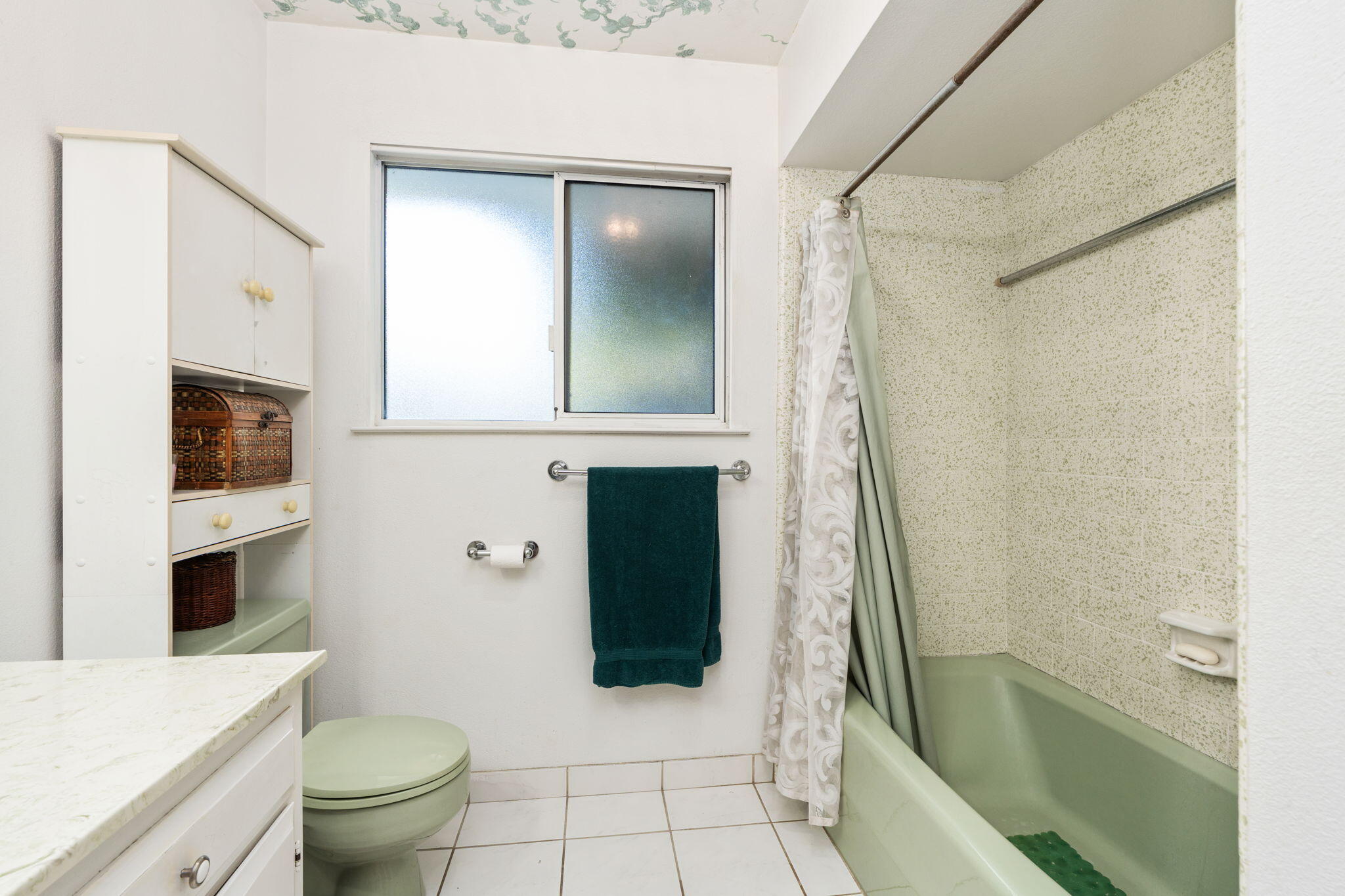 1113 N Manor Dr, Tulare, CA 93274