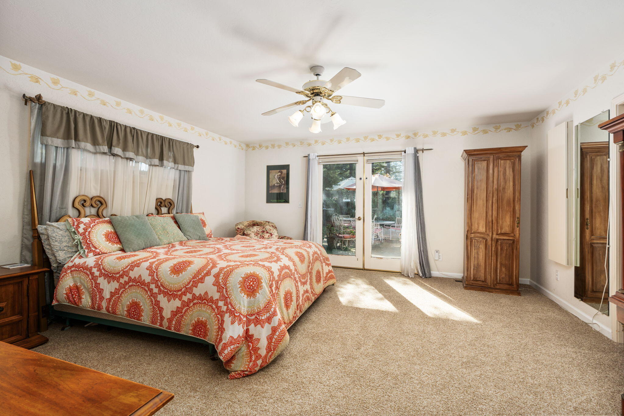 1113 N Manor Dr, Tulare, CA 93274