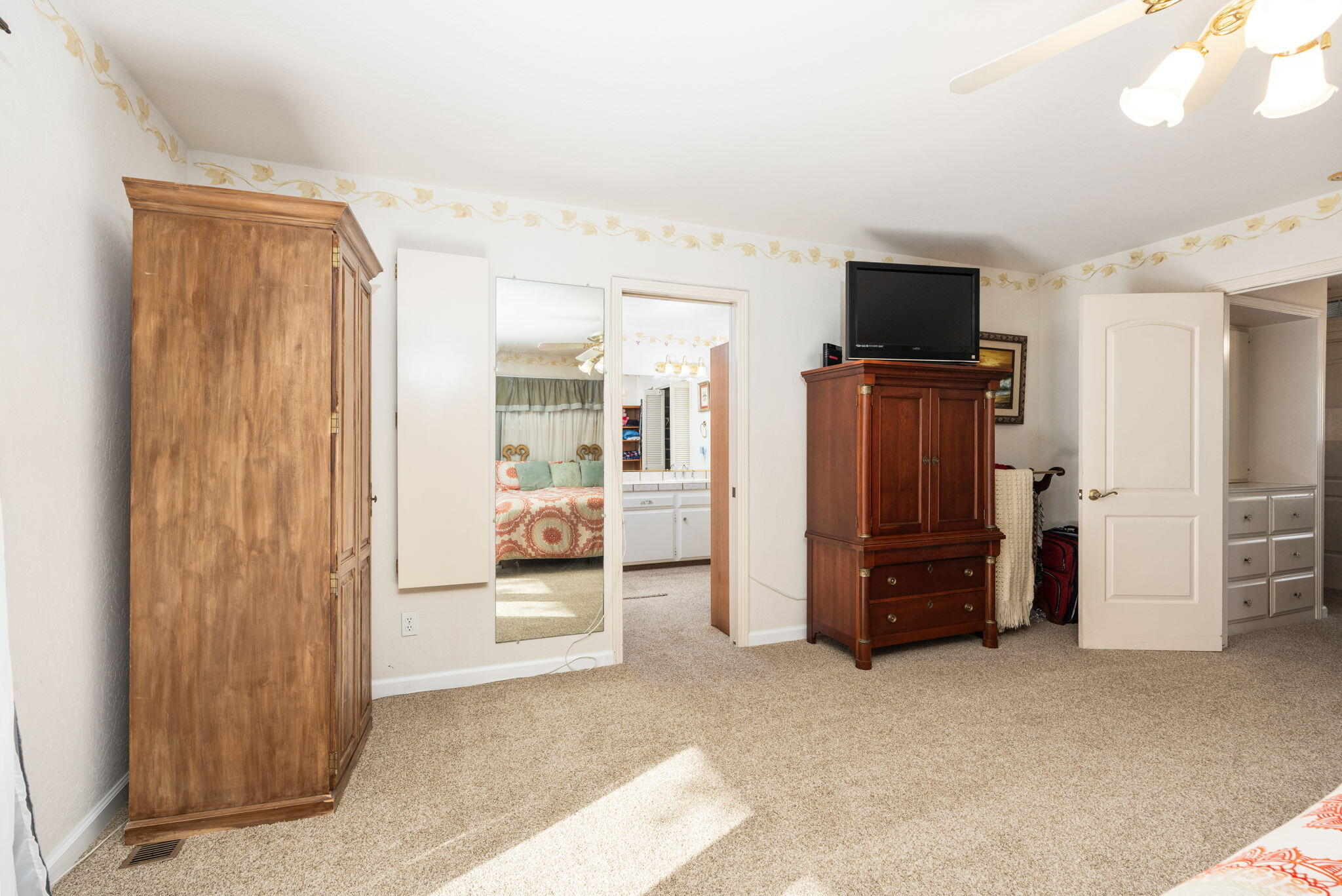 1113 N Manor Dr, Tulare, CA 93274