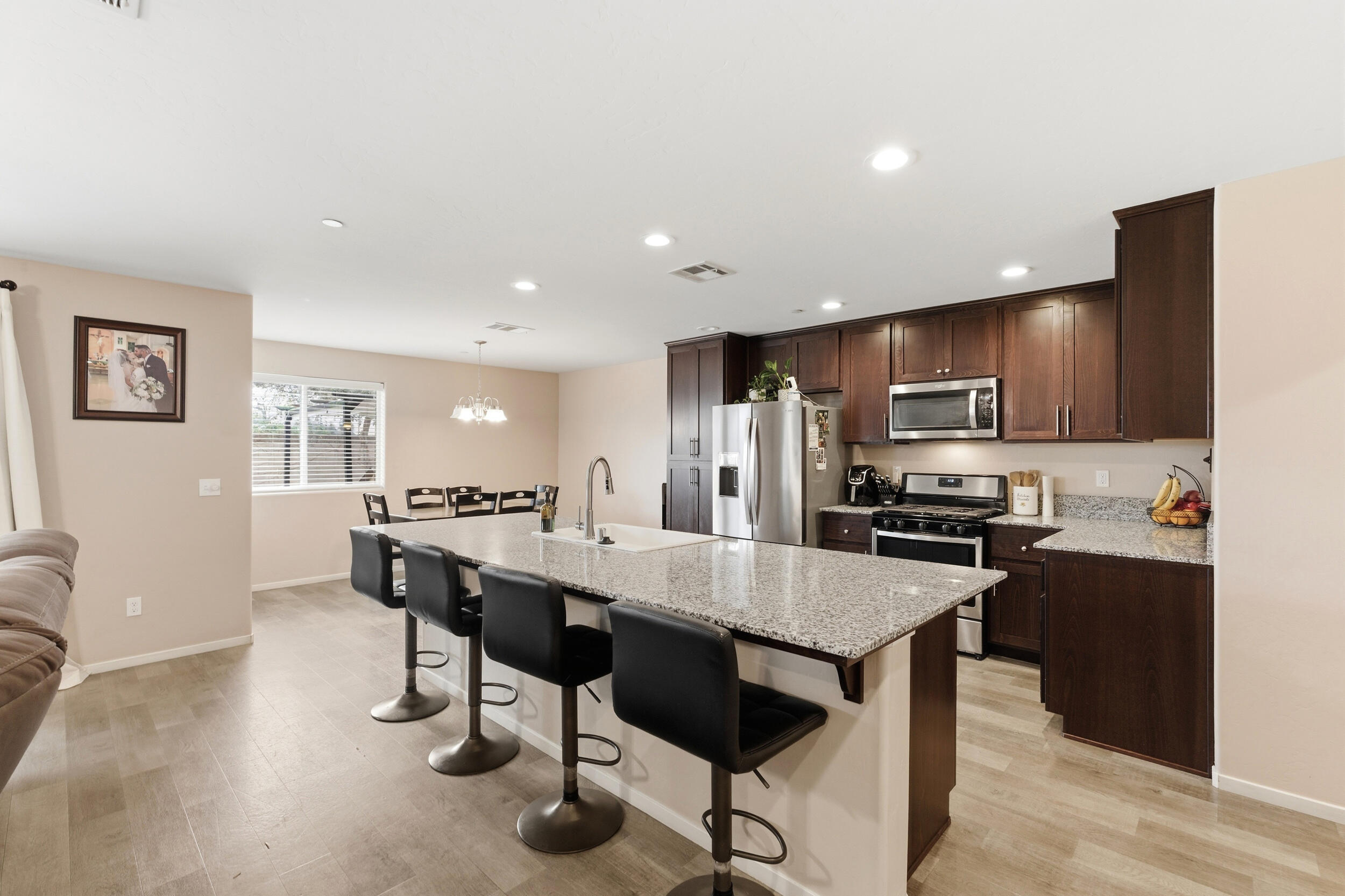 2201 E Delta Ct, Visalia, CA 93292