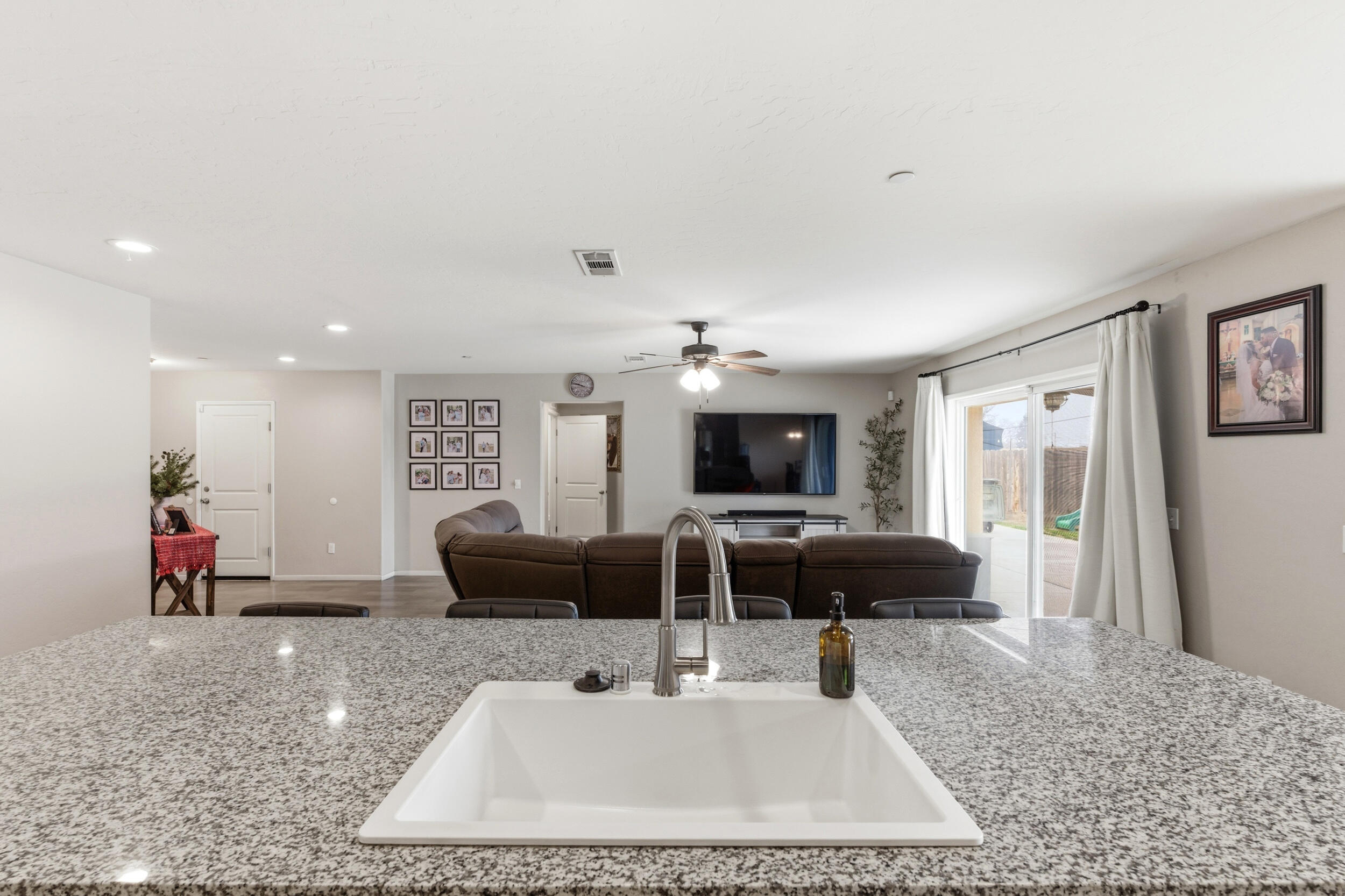 2201 E Delta Ct, Visalia, CA 93292