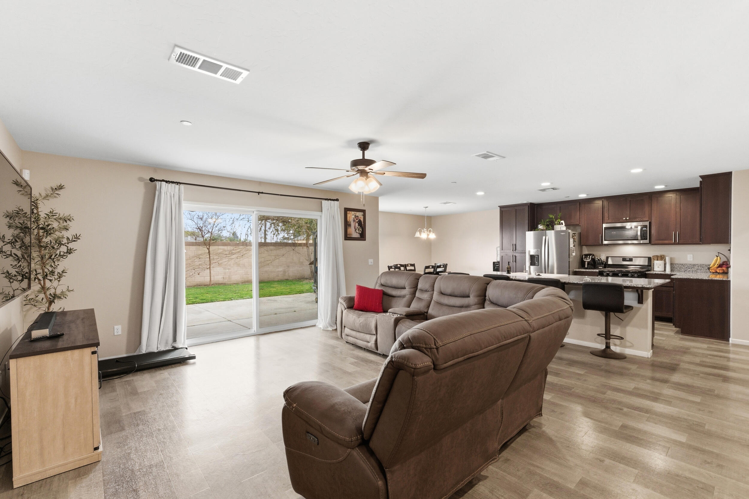 2201 E Delta Ct, Visalia, CA 93292