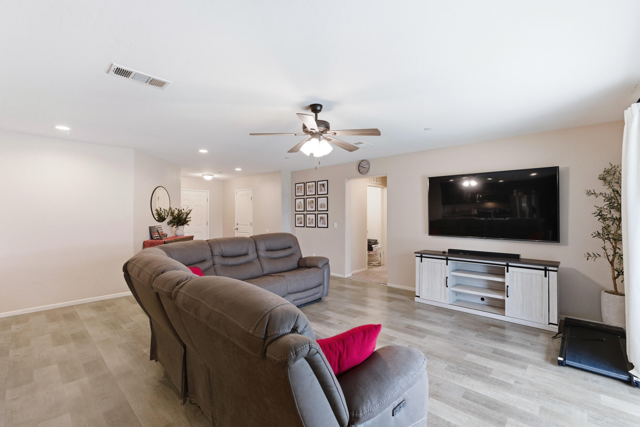 2201 E Delta Ct, Visalia, CA 93292