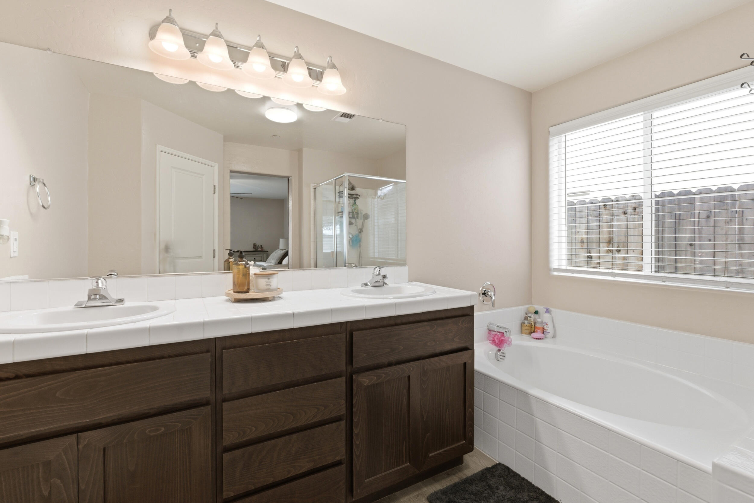 2201 E Delta Ct, Visalia, CA 93292