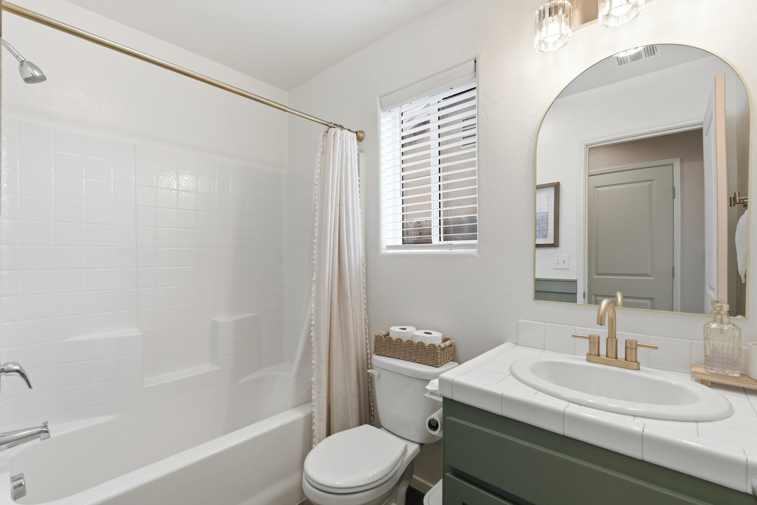 2201 E Delta Ct, Visalia, CA 93292