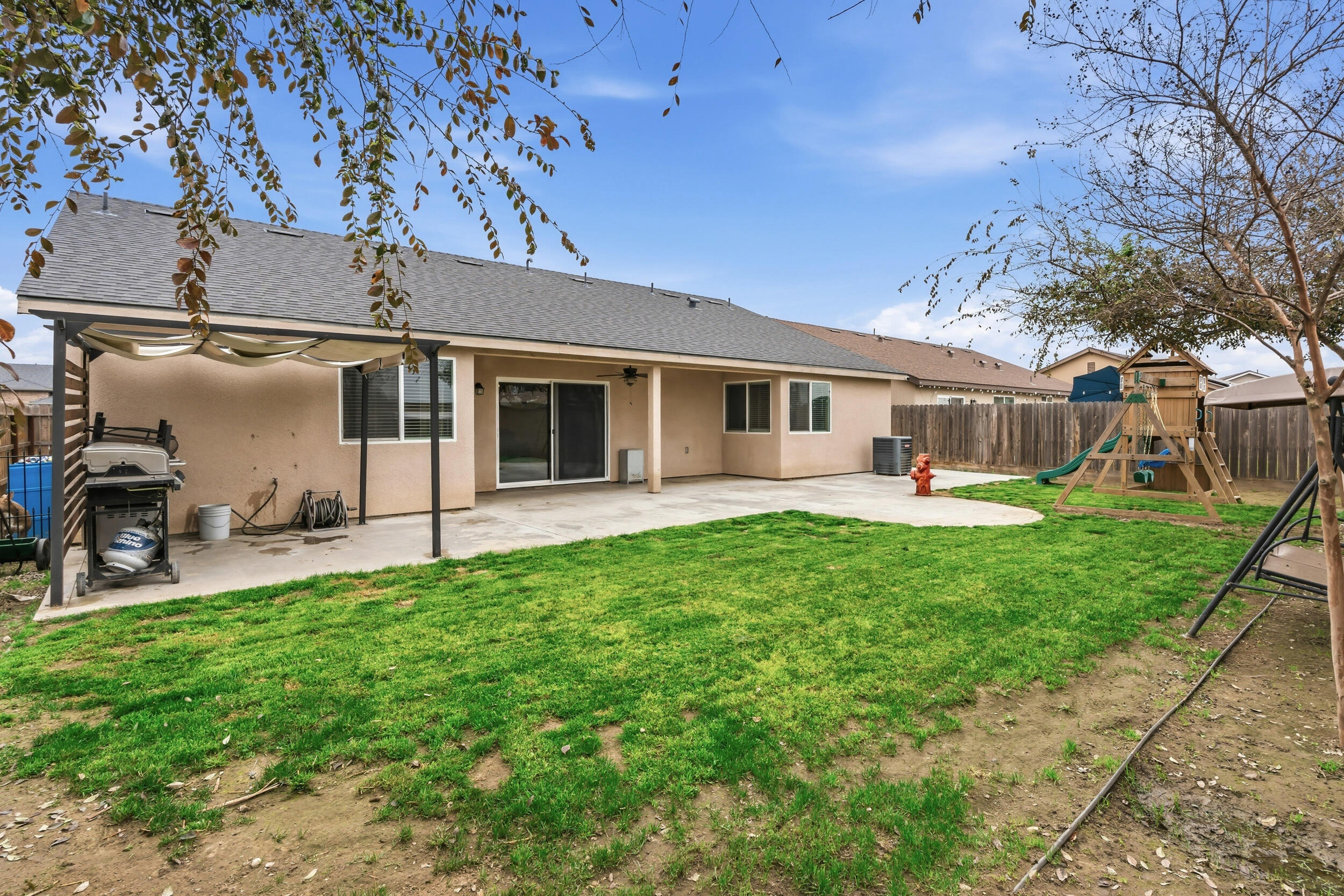 2201 E Delta Ct, Visalia, CA 93292