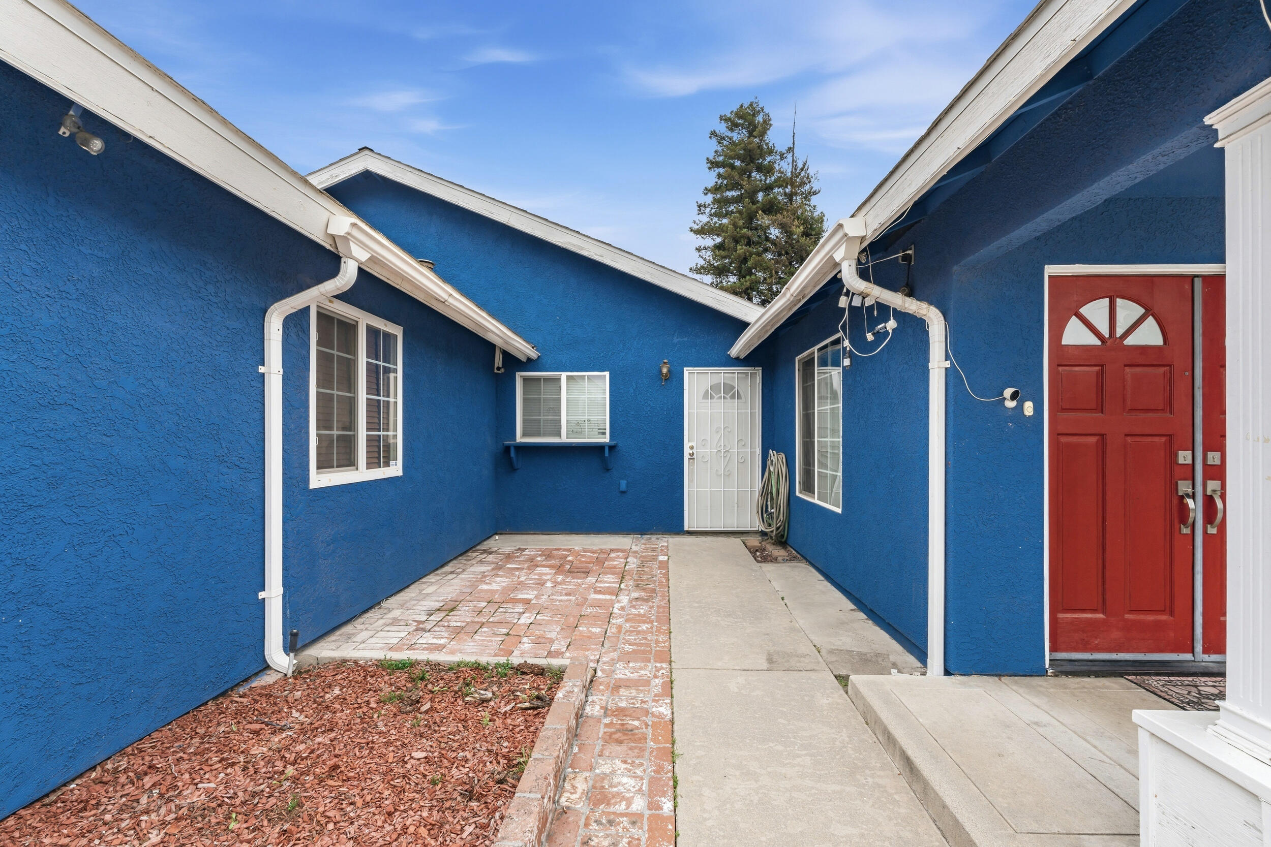 1582 E Ben Franklin Ave, Tulare, CA 93274