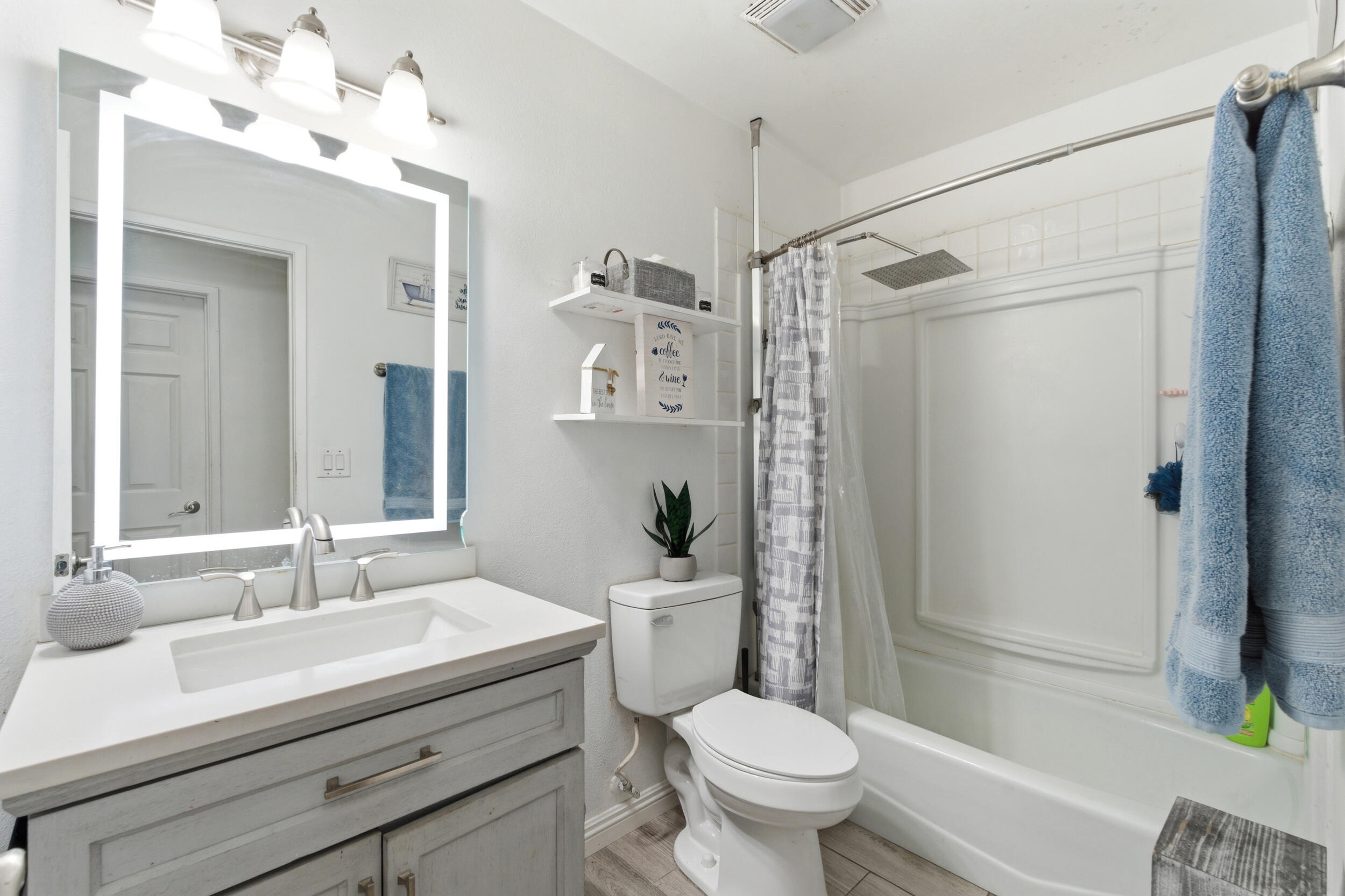 1582 E Ben Franklin Ave, Tulare, CA 93274