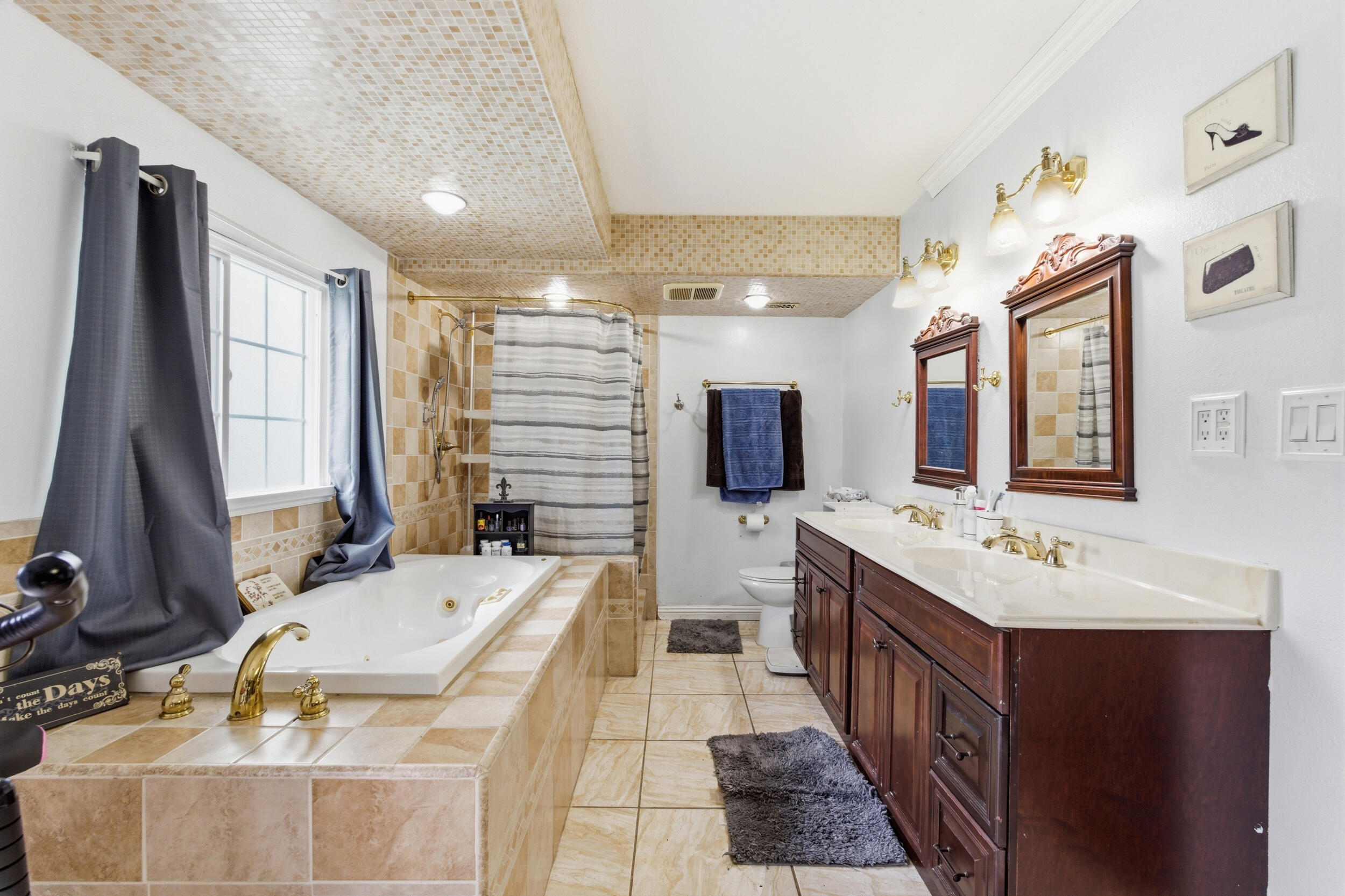 1582 E Ben Franklin Ave, Tulare, CA 93274