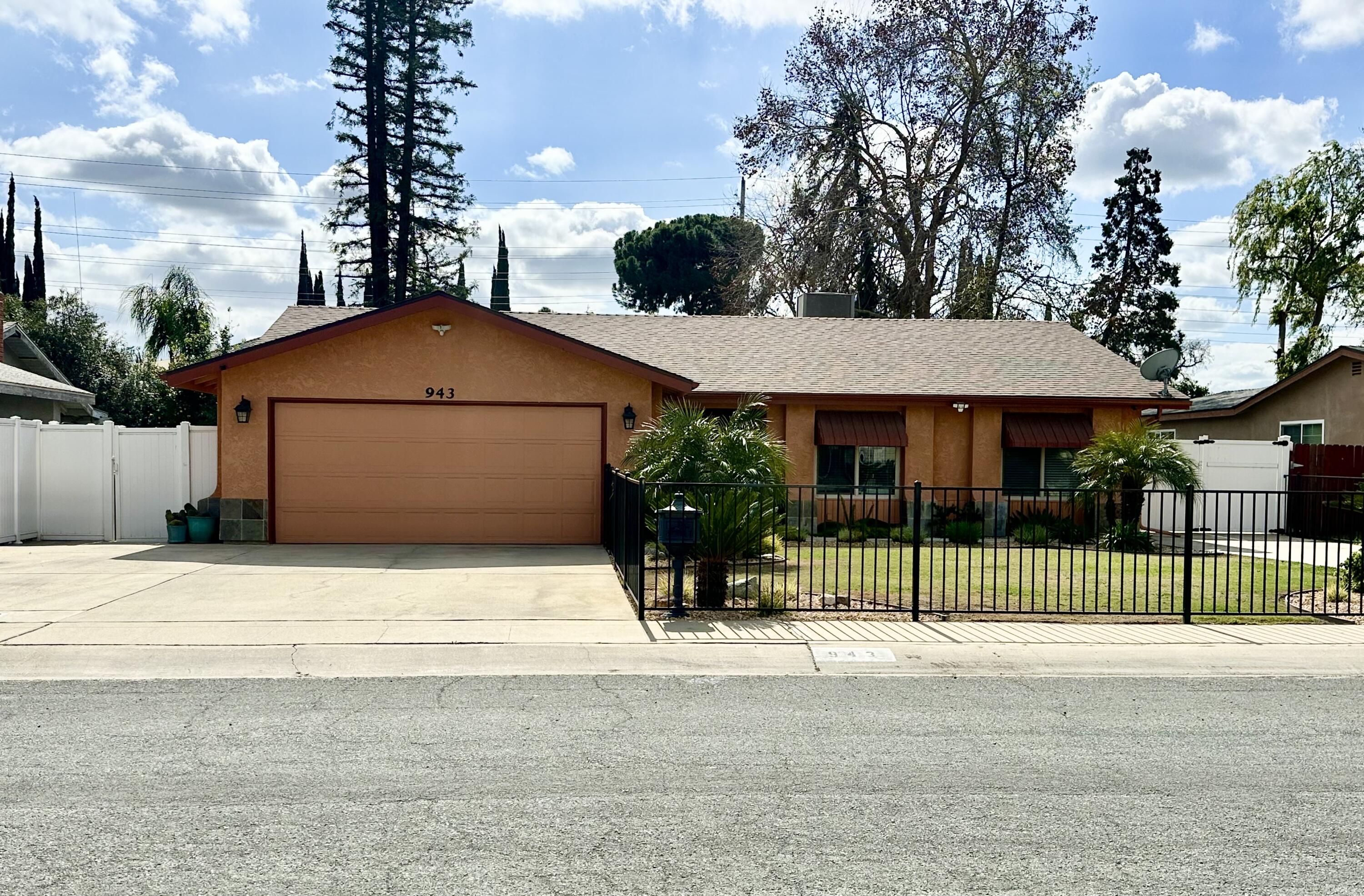 943 W Vassar Ave, Visalia, CA 93277