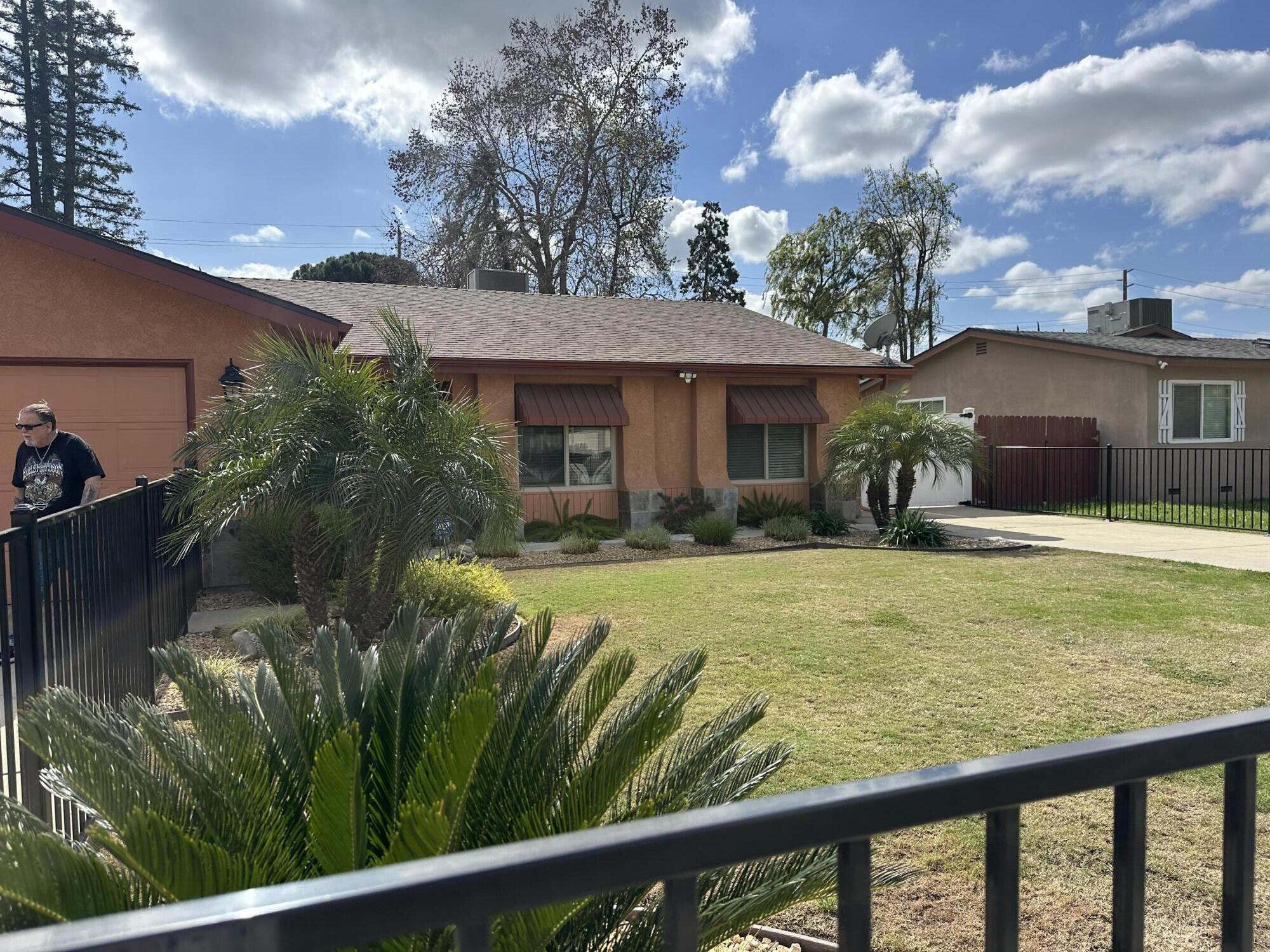 943 W Vassar Ave, Visalia, CA 93277