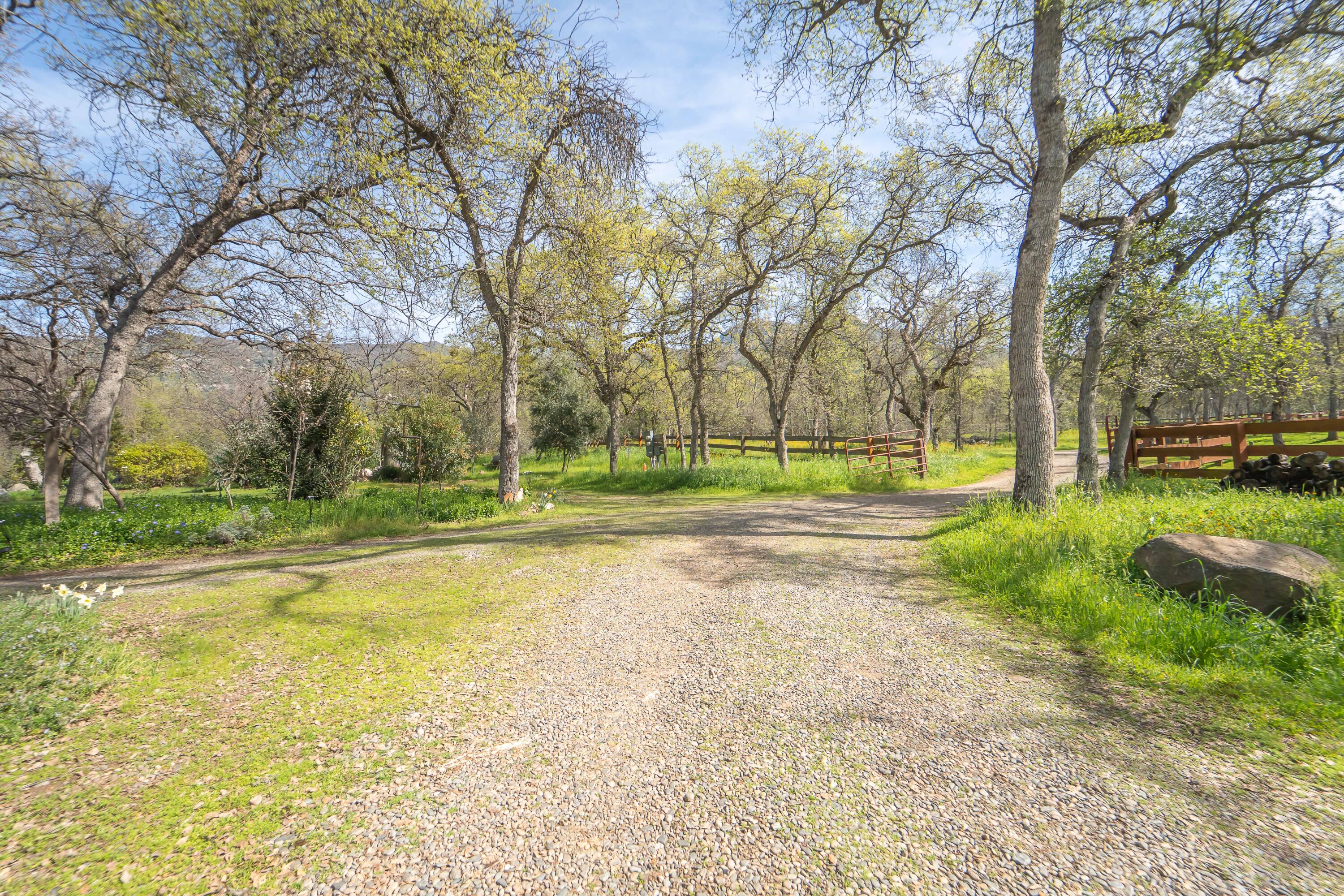 44294 Sequoia Oaks Dr, Three Rivers, CA 93271