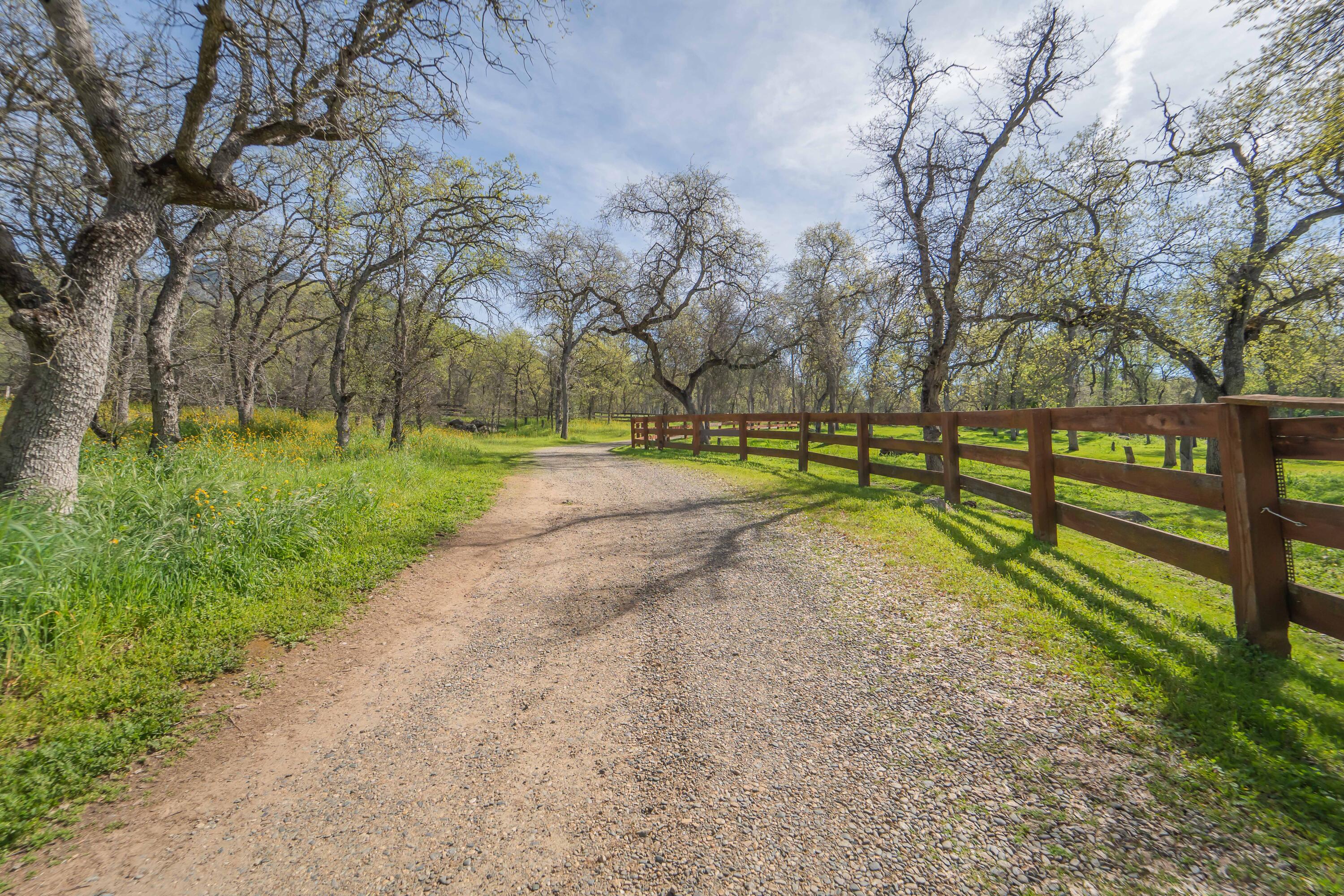 44294 Sequoia Oaks Dr, Three Rivers, CA 93271