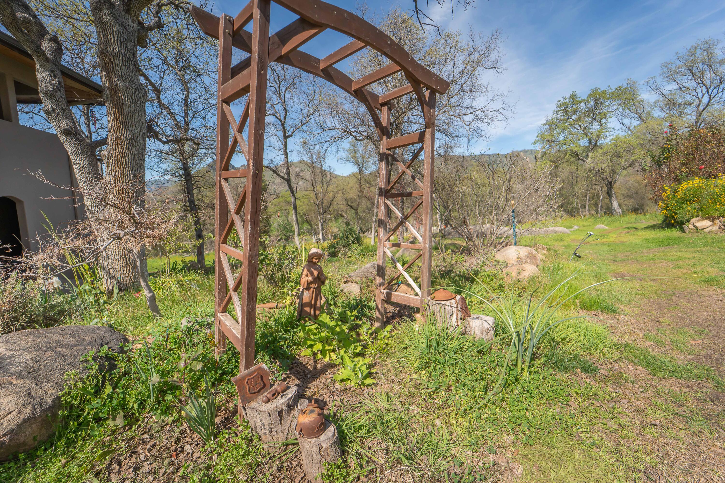 44294 Sequoia Oaks Dr, Three Rivers, CA 93271