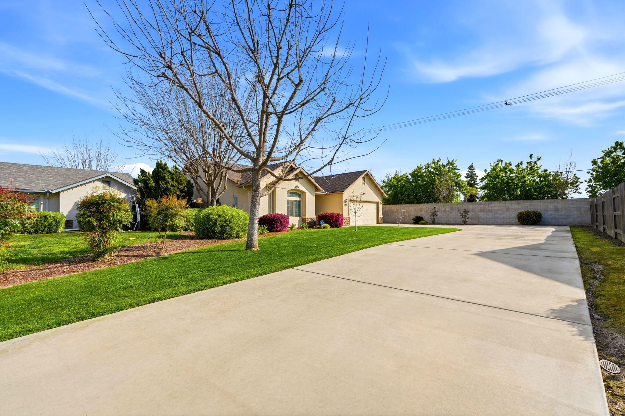 2050 N Charter Oak Ct, Visalia, CA 93292