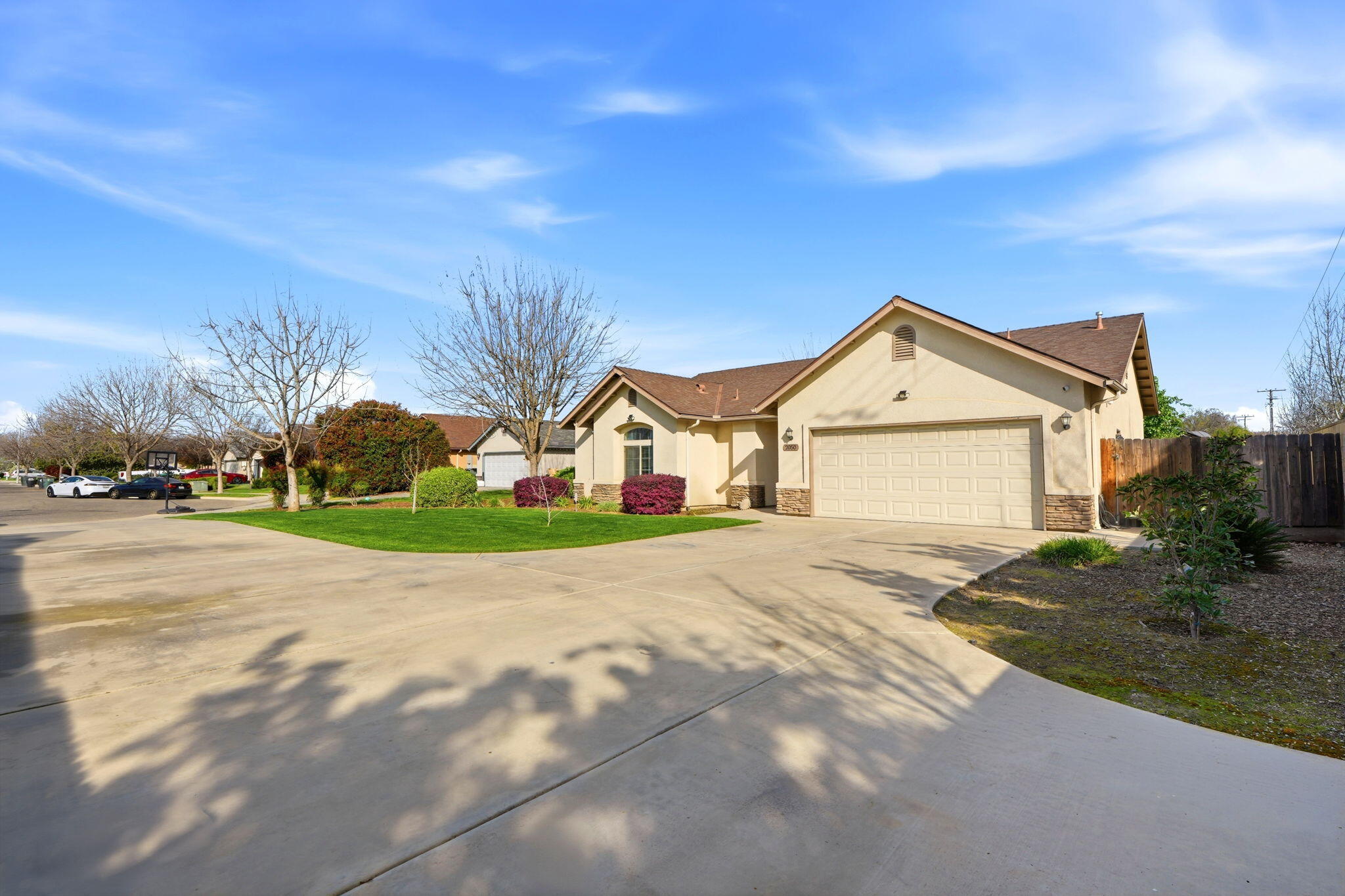 2050 N Charter Oak Ct, Visalia, CA 93292