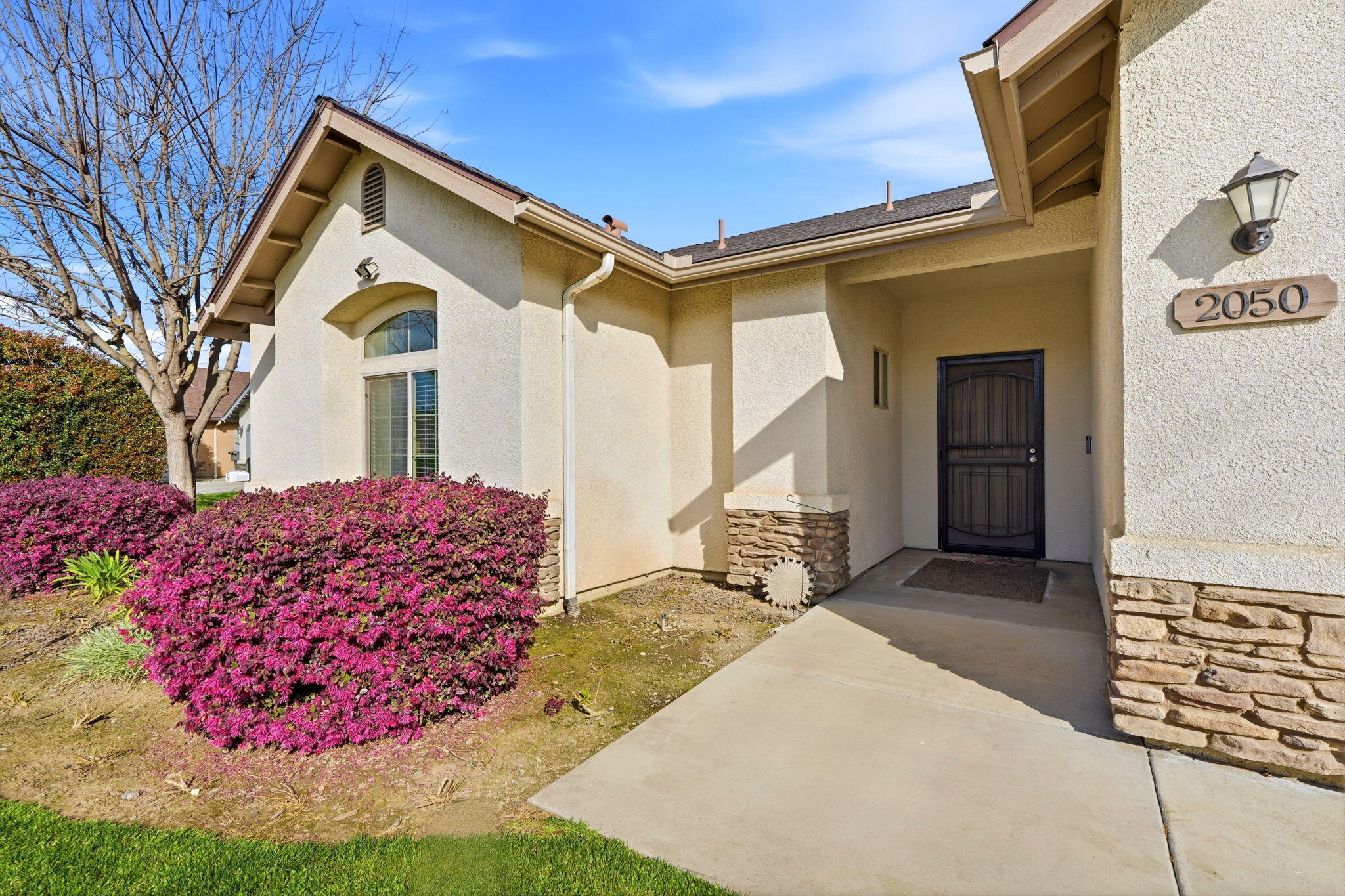 2050 N Charter Oak Ct, Visalia, CA 93292