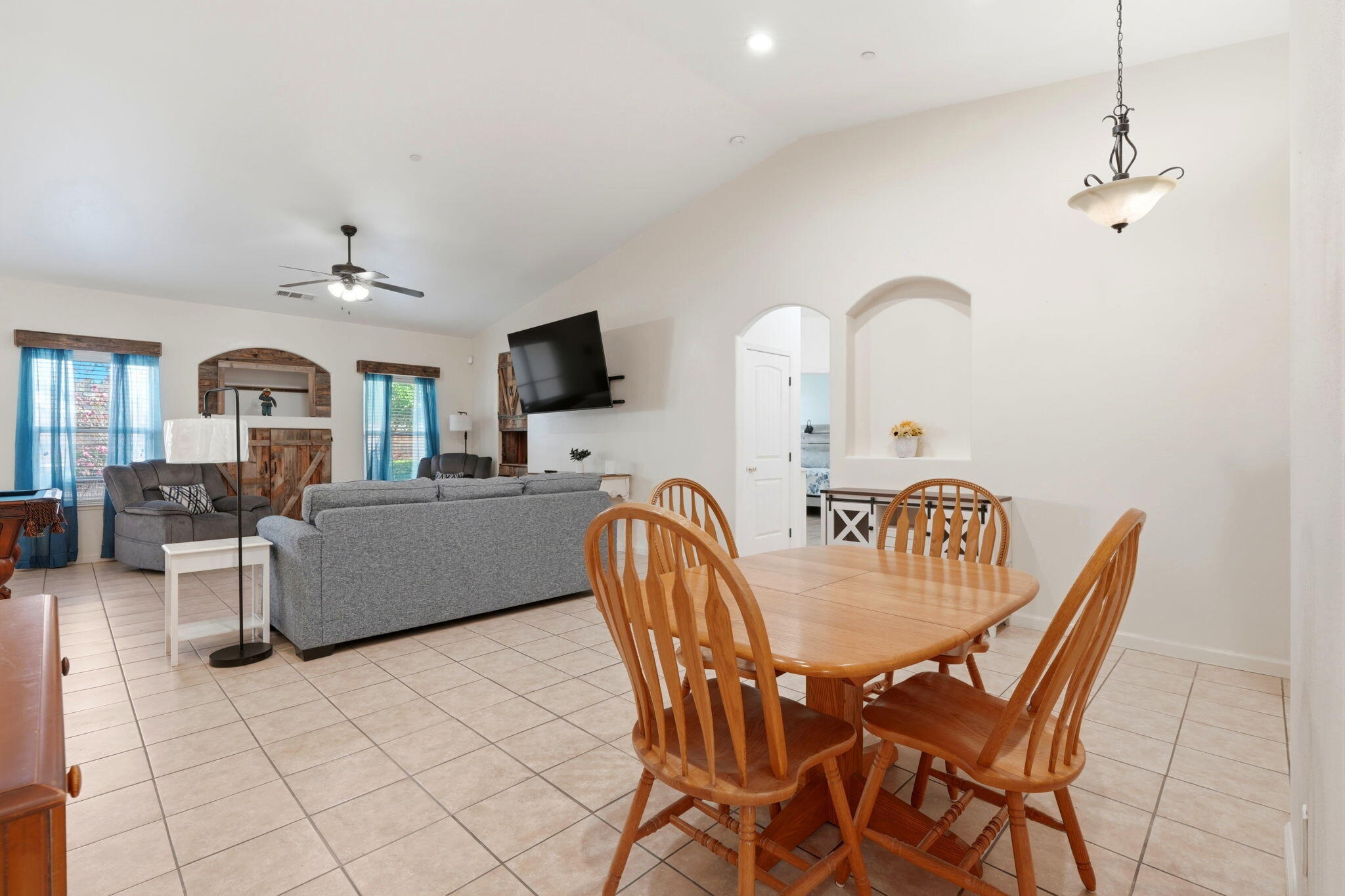 2050 N Charter Oak Ct, Visalia, CA 93292