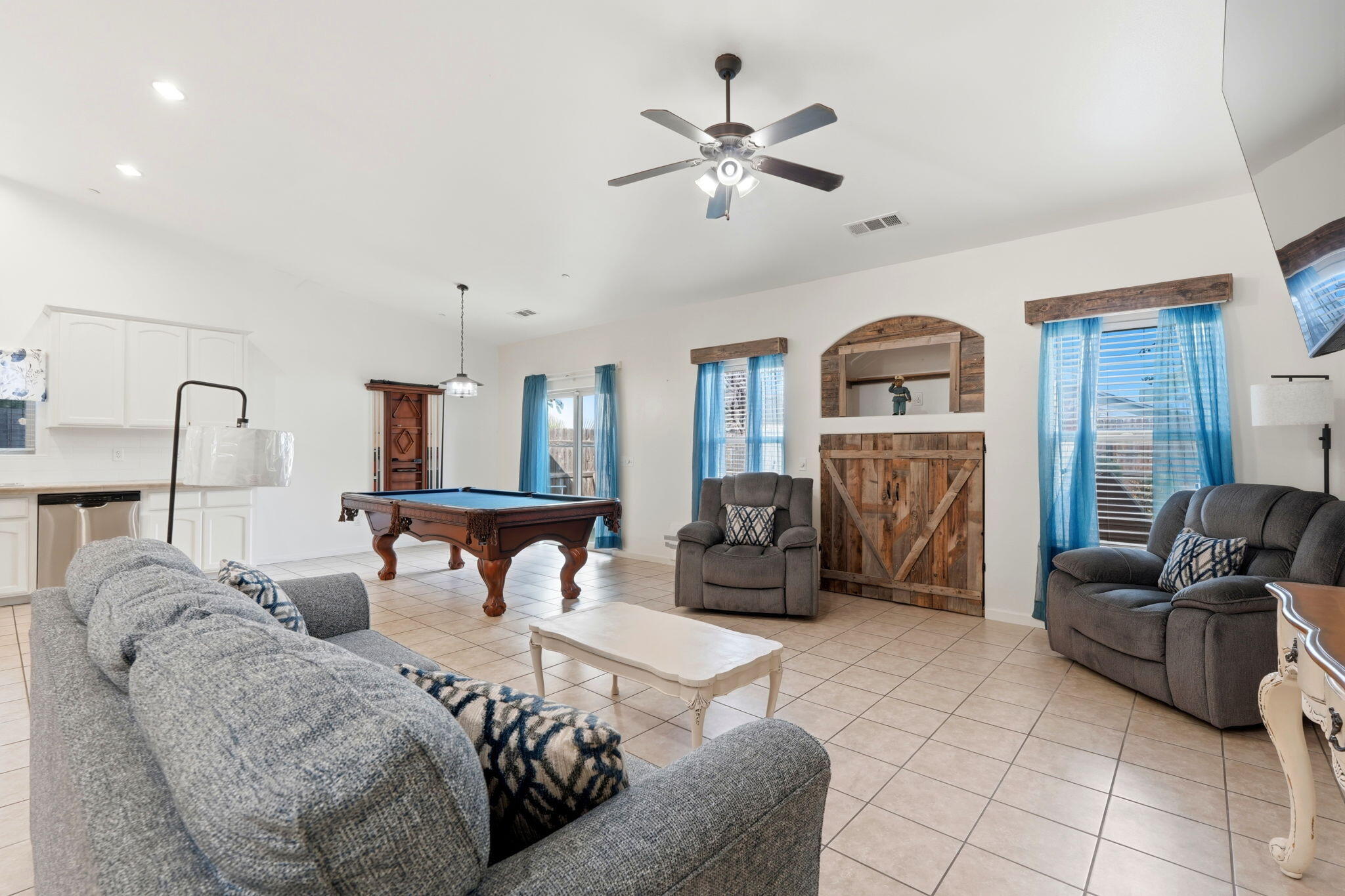 2050 N Charter Oak Ct, Visalia, CA 93292